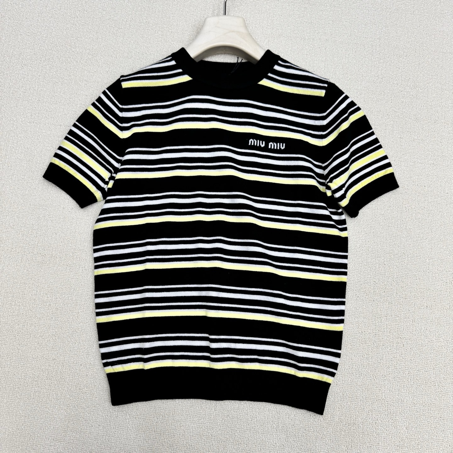 NO:803684,miumi*26 new knitted round neck short sleeves. Knitted contrasting stripes. Visually eye-catching and white. High-density vertical pit knitted strip texture. Slim-fitting and slim. Perfectly wraps the body shape. Letter mark embellishment on the chest. Simple and has two colors for brand recognition. Ready-made sizes. SML real shot details,,miumiu, T-shirt,19860909miumi*26新款针织圆领短袖 针织撞色条纹 视觉吸睛又显白 高密度竖坑针织条纹理 修身显瘦 完美包裹身形 胸前字母标点缀 简约中自带品牌辨识度两色 现货发售尺码SML实拍细节图,,miumiu,T-shirt,,Women's clothing