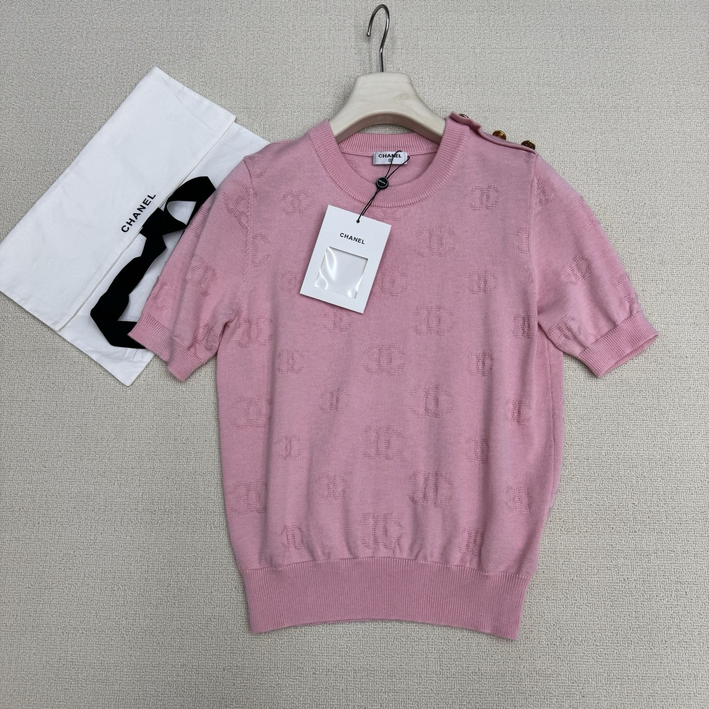 NO:803706,Chan*26 new summer style knitted round neck double C jacquard short-sleeved body iconic double C jacquard pattern + custom hardware decorative shoulder buckles. Highly recognizable. It is a symbol of brand identity. High-end style collar. Wool knitted fabric. Soft and delicate texture. Fine workmanship. Comfortable to wear and high-end. Easily create elegant and sophisticated outfits. 2 colors. Available sizes. SML real shot details,,chanel,T-shirt,19860909Chan*26夏季新款针织圆领双c提花短袖衣身标志性双C提花图案+五金订制装饰肩扣 辨识度高 是品牌身份象征 彰显高端格调领边 羊毛针织面料 质感柔软细腻 做工精细 穿着舒适又具高级感 轻松打造优雅精致穿搭2色 现货发售尺码 SML实拍细节图,,chanel,T-shirt,,Women's clothing