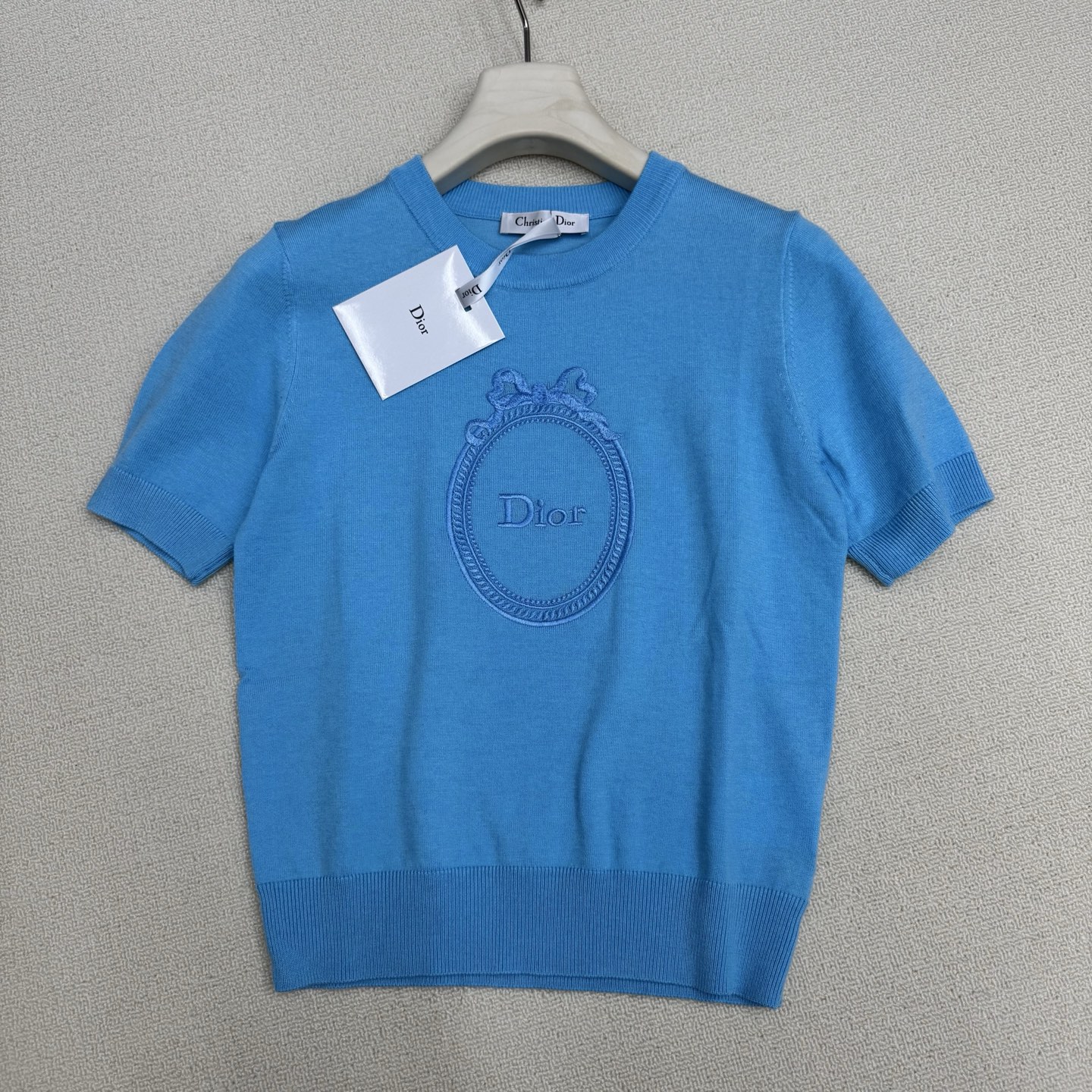 NO:803683,Dio* 26Ss new spring and summer letter embroidered round neck short-sleeved sweater | Exclusively developed by yb!  Top quality production!  It uses solid-color wool knitting as the base color to interpret the romantic texture of French girls. The delicate virgin wool fabric is skin-friendly and breathable, and the classic round neck version is suitable for various scenes. The garland embroidery on the chest is the finishing touch. The slim profile has both comfort and style. It can be paired with jeans to create a casual daily life, or it can be combined with a skirt to interpret a sweet and cool style. It is a gentle and textured item in the summer wardrobe. Two colors  Ready sale S/M/L real shot details, dior, skirts, jeans, T-shirt,19860909Dio* 26Ss春夏新款 字母刺绣圆领短袖针织衫丨独家yb开发！顶级高版出品！以纯色羊毛针织为底色,诠释法式少女的浪漫质感.细腻初剪羊毛面料亲肤透气,经典圆领版型适配多元场景,胸前花环刺绣是点睛之笔,修身板型兼具舒适度与造型感,可搭配牛仔裤打造随性日常,亦可与半裙组合诠释甜酷风格,是夏日衣橱里的温柔质感单品.两色 现货发售S/M/L实拍细节图,,dior,skirts,jeans,T-shirt,,Women's clothing
