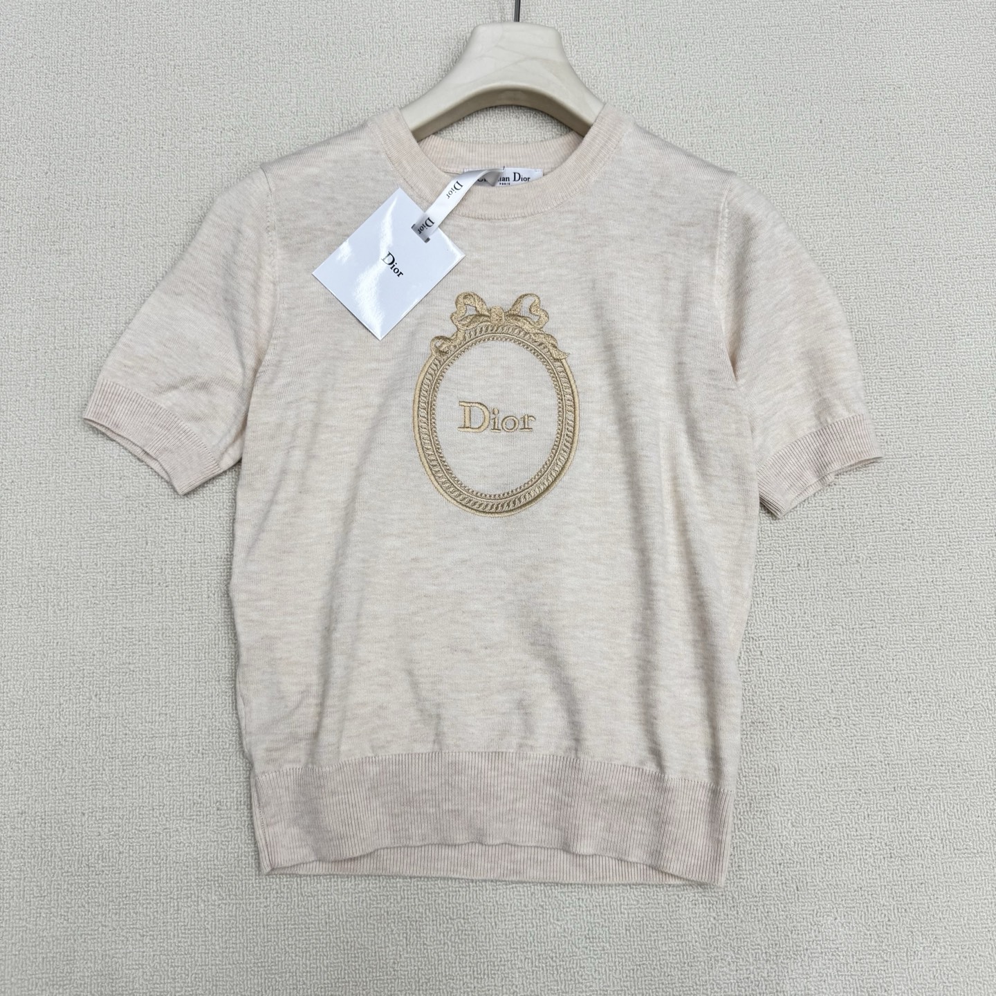 NO:803679,Dio* 26Ss new spring and summer letter embroidered round neck short-sleeved sweater | Exclusively developed by yb!  Top quality production!  It uses solid-color wool knitting as the base color to interpret the romantic texture of French girls. The delicate virgin wool fabric is skin-friendly and breathable, and the classic round neck version is suitable for various scenes. The garland embroidery on the chest is the finishing touch. The slim profile has both comfort and style. It can be paired with jeans to create a casual daily life, or it can be combined with a skirt to interpret a sweet and cool style. It is a gentle and textured item in the summer wardrobe. Two colors  Ready sale S/M/L real shot details, dior, skirts, jeans, T-shirt,19860909Dio* 26Ss春夏新款 字母刺绣圆领短袖针织衫丨独家yb开发！顶级高版出品！以纯色羊毛针织为底色,诠释法式少女的浪漫质感.细腻初剪羊毛面料亲肤透气,经典圆领版型适配多元场景,胸前花环刺绣是点睛之笔,修身板型兼具舒适度与造型感,可搭配牛仔裤打造随性日常,亦可与半裙组合诠释甜酷风格,是夏日衣橱里的温柔质感单品.两色 现货发售S/M/L实拍细节图,,dior,skirts,jeans,T-shirt,,Women's clothing