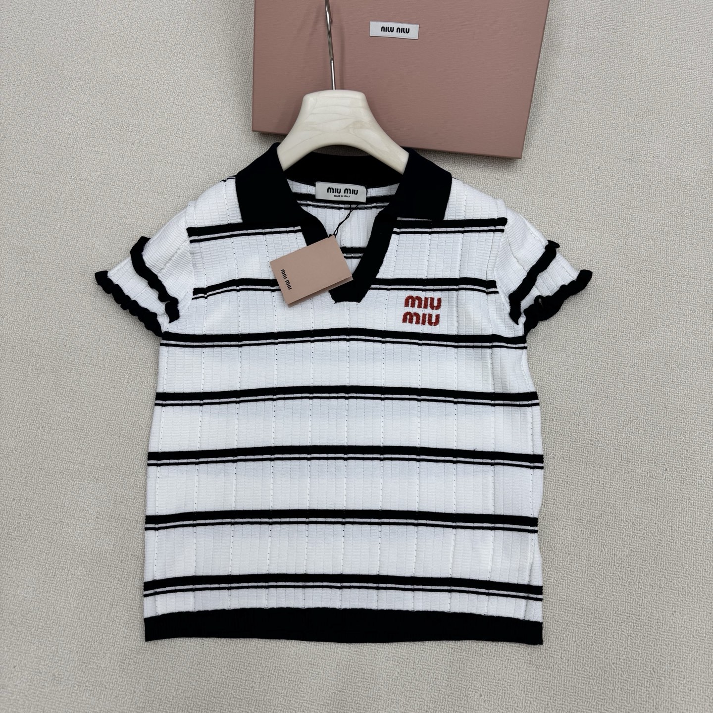 NO:803652,miumi*26 new spring and summer new knitted lapel short-sleeved classic contrasting stripes, retro and white, small V-neck Polo collar, modified neck line, fungus-edged short sleeves, sweet and flattering but not flattering, letter embroidery on the chest, detailed sense of two colors, ready for sale in size 363840,, miumiu, T-shirt,19860909miumi*26春夏新款针织翻领短袖经典撞色条纹 复古又显白 小V领Polo领 修饰脖颈线条 木耳边短袖 甜感拉满不挑身材 胸口字母刺绣 细节感拉满两色 现货发售尺码363840,,miumiu,T-shirt,,Women's clothing