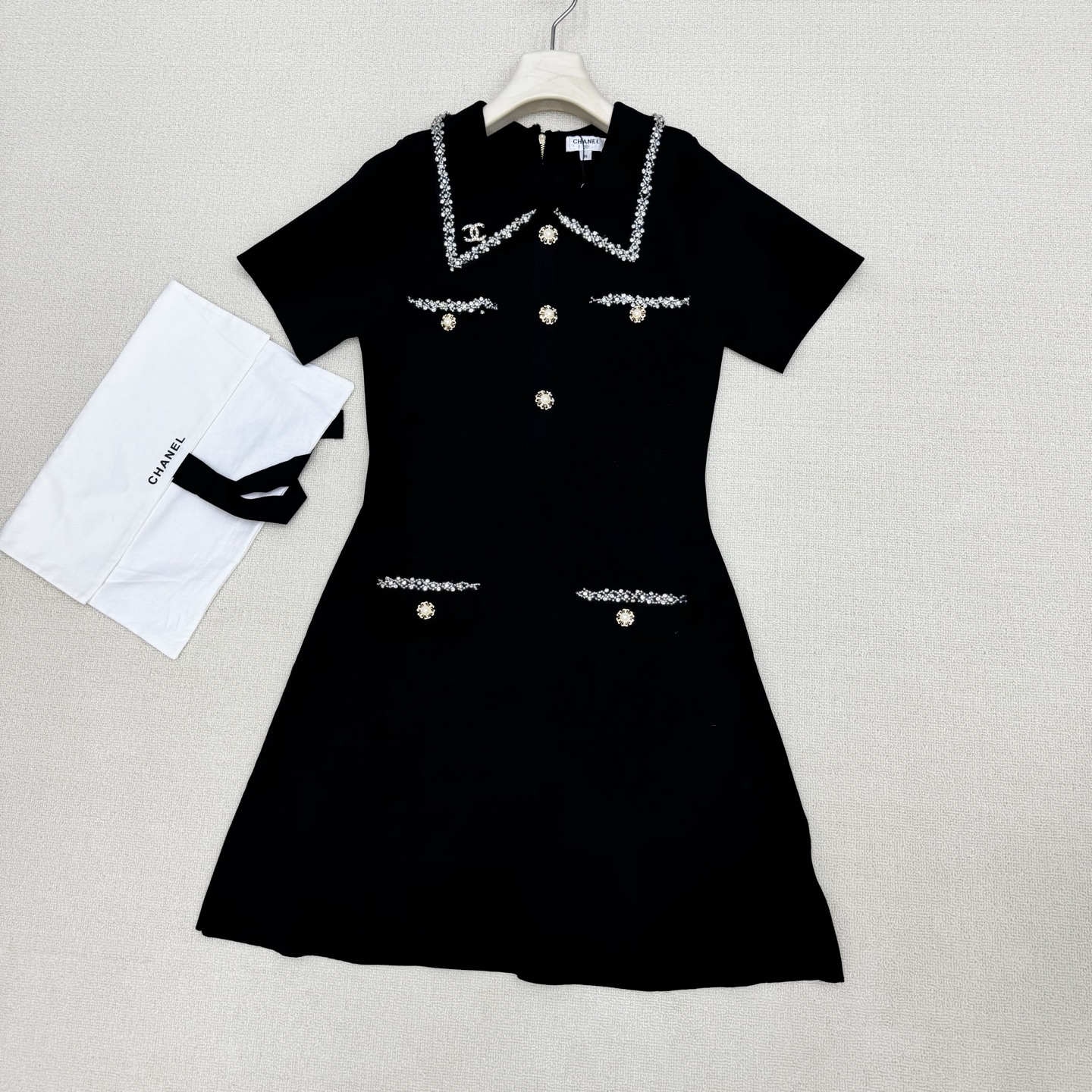 NO:803655,chan*26 new spring and summer knitted short-sleeved dress with doll collar design, matched with exquisite webbing trim, gentle and elegant, gold buckle decoration + same style trim pockets, full of details, showing the texture of a lady, A-line short skirt cut, slimming but not flattering, ready for sale in size 363840,,chanel,skirts,T-shirt,19860909chan*26春夏新款针织短袖连衣裙娃娃领设计 搭配精致织带镶边 温柔优雅 金扣装饰+同款镶边口袋 细节拉满 尽显名媛质感 A字短裙剪裁 显瘦不挑身材 现货发售尺码363840,,chanel,skirts,T-shirt,,Women's clothing