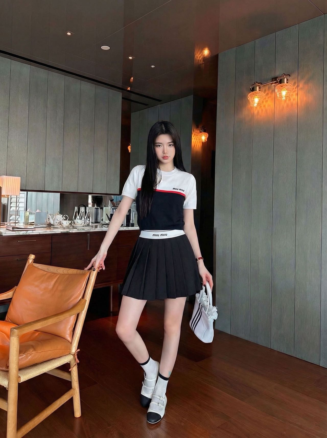 NO:803667,Miumi* 26Ss new spring and summer style contrasting knitted short-sleeved + pleated skirt suit丨exclusively developed by yb!  Top quality production!  Classic contrast knitted short round neck and short sleeves, + high-waist pleated skirt with contrasting letters, which has a low-key yet noble temperament. The upper and lower color-blocked letter jacquards not only add a sweet and cool design layer, but also highlight the brand atmosphere. The pleated skirt uses neat pleats to outline girlish lines. The short version raises the waistline, forming a perfect golden ratio with the short top, easily creating a playful and slim figure. Two colors  Available in stock S/M/L,,miumiu,skirts,T-shirt,gold,19860909Miumi* 26Ss春夏新款 撞色针织短袖+百褶半裙套装丨独家yb开发！顶级高版出品！经典撞色针织短款圆领短袖,+高腰撞色字母百褶半裙 自带低调又不失高贵的气质 上下拼色字母提花 既增添了甜酷的设计层次 又突显品牌气息 百褶半裙则以利落的褶裥勾勒出少女感线条,短款版型拉高腰线,与短款上衣形成完美的黄金比例,轻松打造俏皮又显瘦的身形.两色 现货发售S/M/L,,miumiu,skirts,T-shirt,gold,,Women's clothing