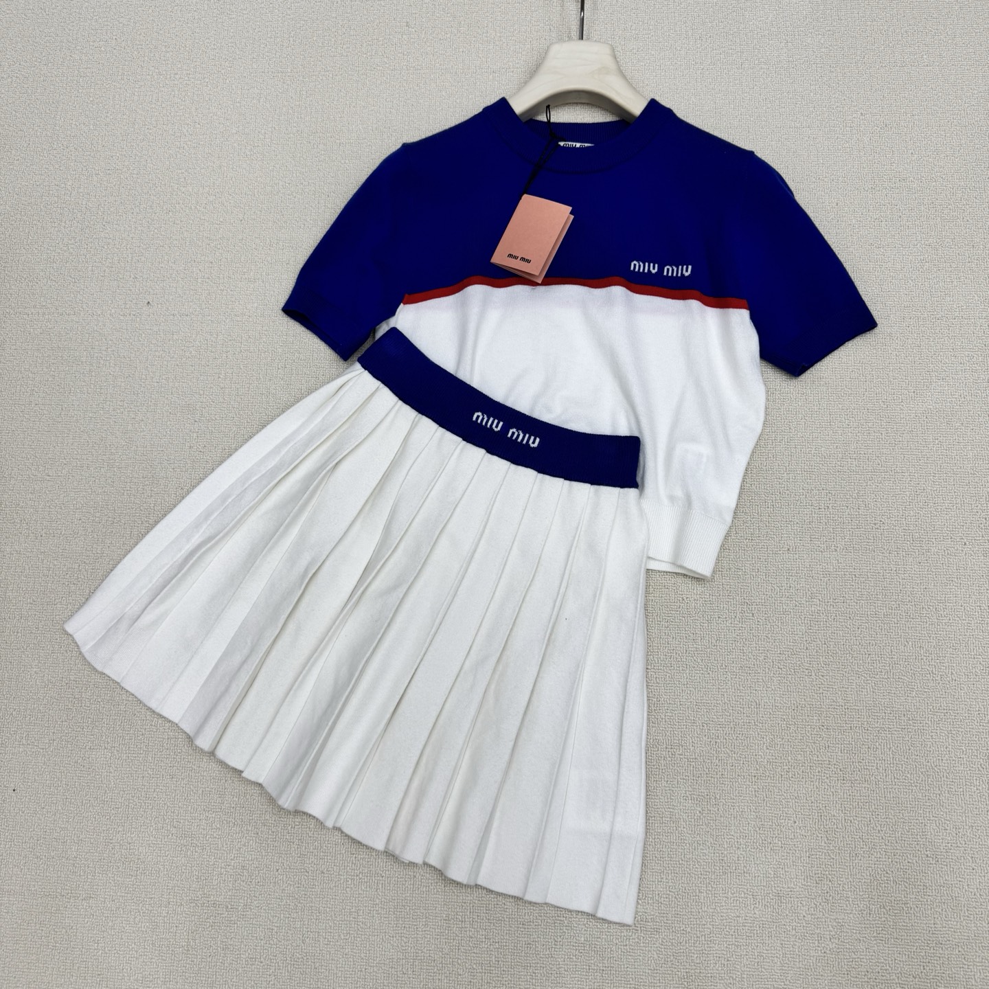 NO:803658,Miumi* 26Ss new spring and summer style contrasting knitted short-sleeved + pleated skirt suit丨exclusively developed by yb!  Top quality production!  Classic contrast knitted short round neck and short sleeves, + high-waist pleated skirt with contrasting letters, which has a low-key yet noble temperament. The upper and lower color-blocked letter jacquards not only add a sweet and cool design layer, but also highlight the brand atmosphere. The pleated skirt uses neat pleats to outline girlish lines. The short version raises the waistline, forming a perfect golden ratio with the short top, easily creating a playful and slim figure. Two colors  Ready-made S/M/L real shot detailed pictures,,miumiu,skirts,T-shirt,gold,19860909Miumi* 26Ss春夏新款 撞色针织短袖+百褶半裙套装丨独家yb开发！顶级高版出品！经典撞色针织短款圆领短袖,+高腰撞色字母百褶半裙 自带低调又不失高贵的气质 上下拼色字母提花 既增添了甜酷的设计层次 又突显品牌气息 百褶半裙则以利落的褶裥勾勒出少女感线条,短款版型拉高腰线,与短款上衣形成完美的黄金比例,轻松打造俏皮又显瘦的身形.两色 现货发售S/M/L实拍细节图,,miumiu,skirts,T-shirt,gold,,Women's clothing