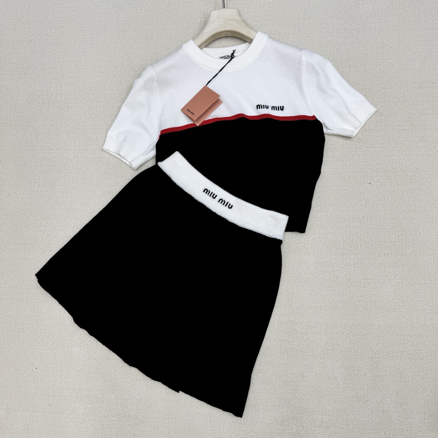 NO:803664,Miumi* 26Ss new spring and summer style contrasting knitted short-sleeved + pleated skirt suit丨exclusively developed by yb!  Top quality production!  Classic contrast knitted short round neck and short sleeves, + high-waist pleated skirt with contrasting letters, which has a low-key yet noble temperament. The upper and lower color-blocked letter jacquards not only add a sweet and cool design layer, but also highlight the brand atmosphere. The pleated skirt uses neat pleats to outline girlish lines. The short version raises the waistline, forming a perfect golden ratio with the short top, easily creating a playful and slim figure. Two colors  Ready-made S/M/L real shot detailed pictures,,miumiu,skirts,T-shirt,gold,19860909Miumi* 26Ss春夏新款 撞色针织短袖+百褶半裙套装丨独家yb开发！顶级高版出品！经典撞色针织短款圆领短袖,+高腰撞色字母百褶半裙 自带低调又不失高贵的气质 上下拼色字母提花 既增添了甜酷的设计层次 又突显品牌气息 百褶半裙则以利落的褶裥勾勒出少女感线条,短款版型拉高腰线,与短款上衣形成完美的黄金比例,轻松打造俏皮又显瘦的身形.两色 现货发售S/M/L实拍细节图,,miumiu,skirts,T-shirt,gold,,Women's clothing