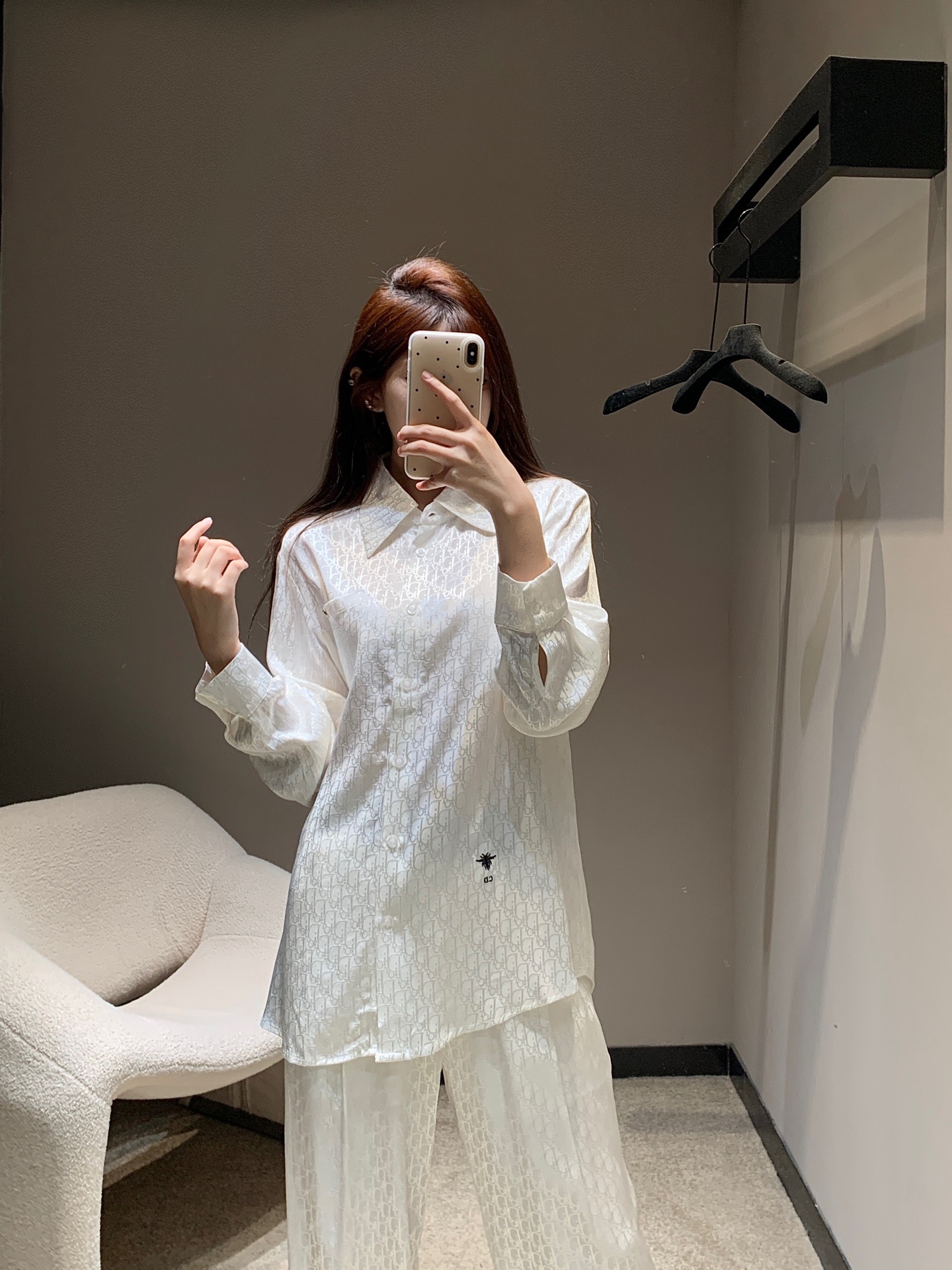NO:804799,Shirts and pants Dio* 26Ss spring and summer new style letter rayon jacquard shirt + trousers set丨Exclusive high-end version!  The texture of rayon is silky and comfortable. A loose-fitting white shirt paired with elastic waist trousers is very tolerant and not picky about body shapes ~ Suitable for girls of all shapes. It super shows the body proportions. It is very nice whether worn separately or as a set for daily use!  Customized rayon fabric with ultra-high yield rate, extremely comfortable, simple, advanced and tasteful!  Sisters!  Rush them all to me!  Two colors ready for sale S/M/L, dior, shirts,19860909衬衫裤子Dio* 26Ss春夏新款 字母人丝提花衬衫+长裤套装丨独家高版出品！人丝质感丝滑舒适.宽松版型的白衬衫搭配松紧腰长裤包容性强不挑身材～适合各种身材的女孩 超级显身材比例 日常无论分开搭配或一套都非常nice！出片率超高定制人丝面料 舒适度爆表简单高级又有品味！姐妹们！都给我冲！两色现货发售S/M/L,,dior,shirts,,Women's clothing