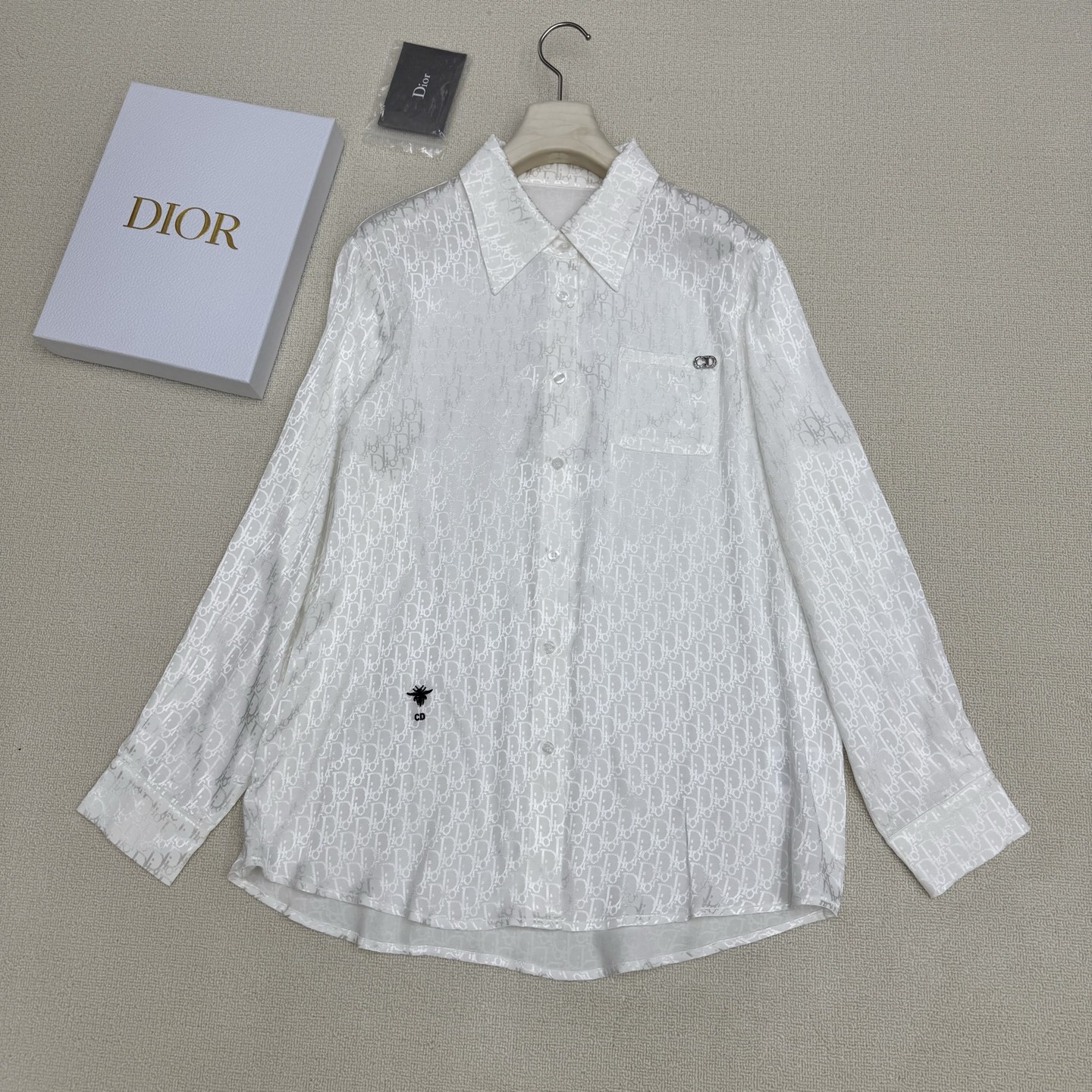 NO:804796,Lining Dio* 26Ss new spring and summer letter rayon jacquard shirt + trousers suit丨Exclusive high-end version!  The texture of rayon is silky and comfortable. A loose-fitting white shirt paired with elastic waist trousers is very tolerant and not picky about body shapes ~ Suitable for girls of all shapes. It super shows the body proportions. It is very nice whether worn separately or as a set for daily use!  Customized rayon fabric with ultra-high yield rate, extremely comfortable, simple, advanced and tasteful!  Sisters!  Rush them all to me!  Two colors ready for sale S/M/L real shot details, dior, shirts,19860909衬Dio* 26Ss春夏新款 字母人丝提花衬衫+长裤套装丨独家高版出品！人丝质感丝滑舒适.宽松版型的白衬衫搭配松紧腰长裤包容性强不挑身材～适合各种身材的女孩 超级显身材比例 日常无论分开搭配或一套都非常nice！出片率超高定制人丝面料 舒适度爆表简单高级又有品味！姐妹们！都给我冲！两色现货发售S/M/L实拍细节图,,dior,shirts,,Women's clothing