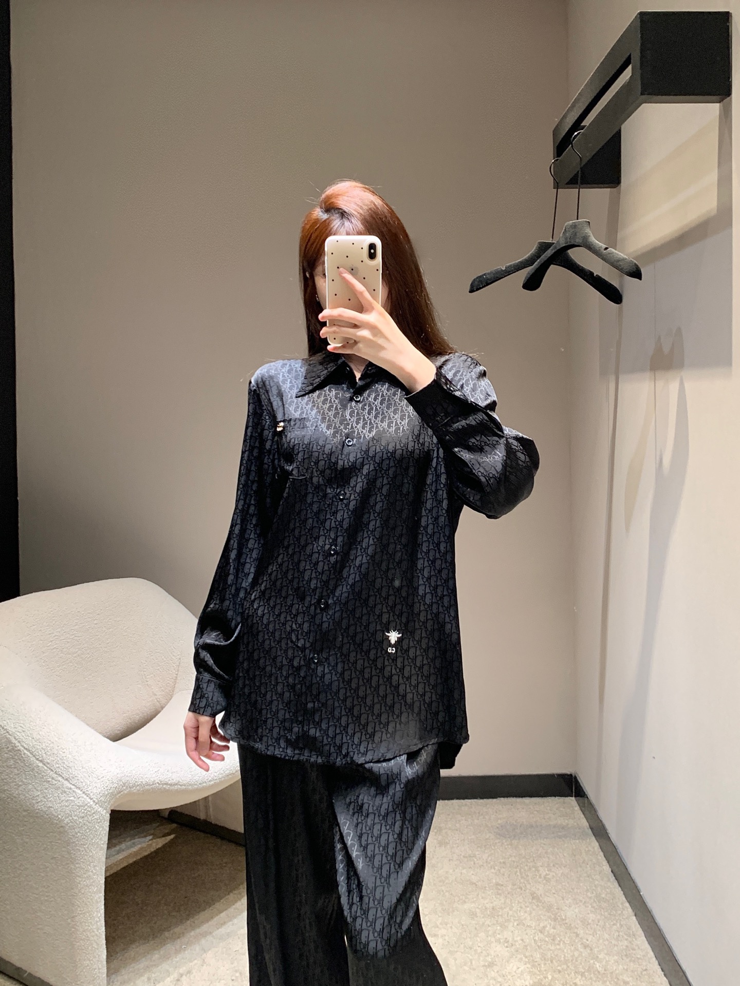 NO:804791,Shirt Dio* 26Ss new spring and summer letter rayon jacquard shirt + trousers suit丨Exclusive high-end version!  The texture of rayon is silky and comfortable. A loose-fitting white shirt paired with elastic waist trousers is very tolerant and not picky about body shapes ~ Suitable for girls of all shapes. It super shows the body proportions. It is very nice whether worn separately or as a set for daily use!  Customized rayon fabric with ultra-high yield rate, extremely comfortable, simple, advanced and tasteful!  Sisters!  Rush them all to me!  Two colors ready for sale S/M/L, dior, shirts,19860909衬衫Dio* 26Ss春夏新款 字母人丝提花衬衫+长裤套装丨独家高版出品！人丝质感丝滑舒适.宽松版型的白衬衫搭配松紧腰长裤包容性强不挑身材～适合各种身材的女孩 超级显身材比例 日常无论分开搭配或一套都非常nice！出片率超高定制人丝面料 舒适度爆表简单高级又有品味！姐妹们！都给我冲！两色现货发售S/M/L,,dior,shirts,,Women's clothing