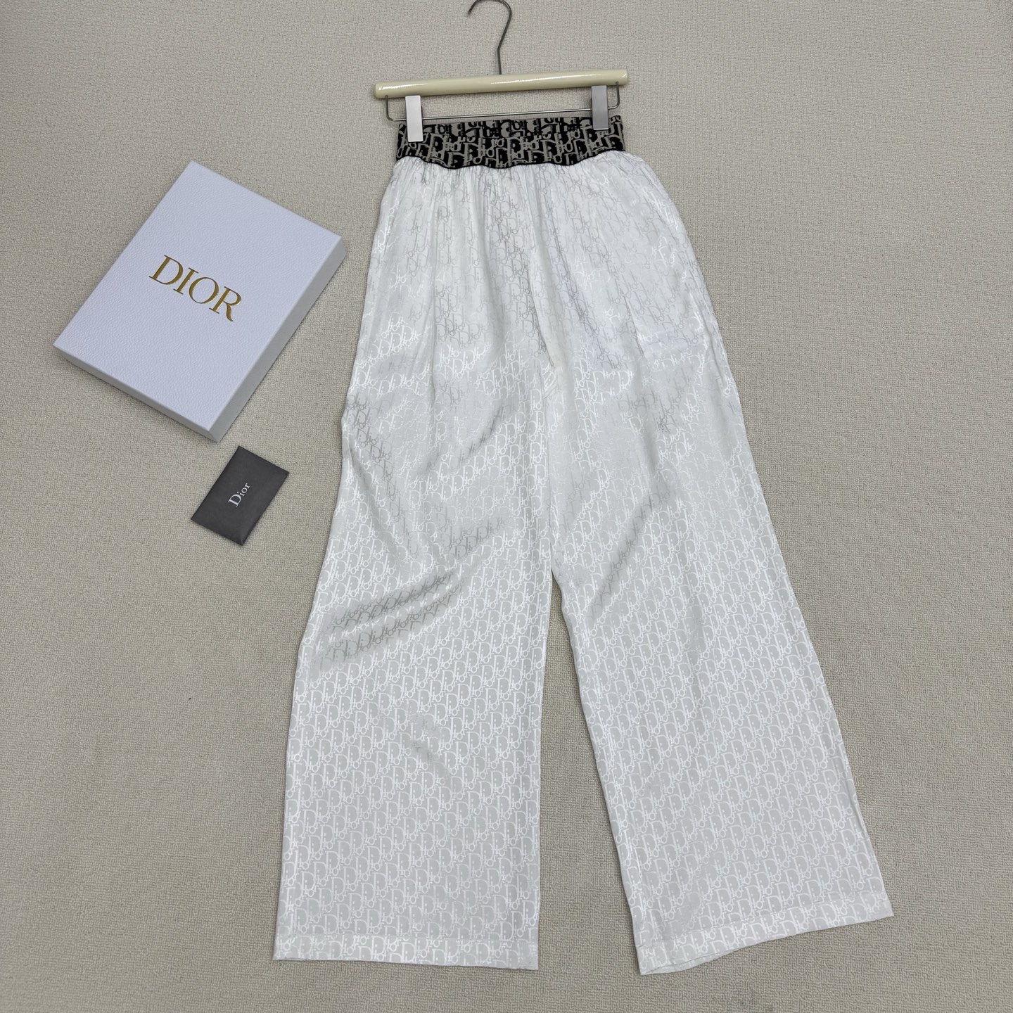 NO:804793,Dio* 26Ss new spring and summer letter rayon jacquard shirt + trousers suit丨Exclusive high-end version!  The texture of rayon is silky and comfortable. A loose-fitting white shirt paired with elastic waist trousers is very tolerant and not picky about body shapes ~ Suitable for girls of all shapes. It super shows the body proportions. It is very nice whether worn separately or as a set for daily use!  Customized rayon fabric with ultra-high yield rate, extremely comfortable, simple, advanced and tasteful!  Sisters!  Rush them all to me!  Two colors ready for sale S/M/L real shot details, dior, shirts,19860909Dio* 26Ss春夏新款 字母人丝提花衬衫+长裤套装丨独家高版出品！人丝质感丝滑舒适.宽松版型的白衬衫搭配松紧腰长裤包容性强不挑身材～适合各种身材的女孩 超级显身材比例 日常无论分开搭配或一套都非常nice！出片率超高定制人丝面料 舒适度爆表简单高级又有品味！姐妹们！都给我冲！两色现货发售S/M/L实拍细节图,,dior,shirts,,Women's clothing