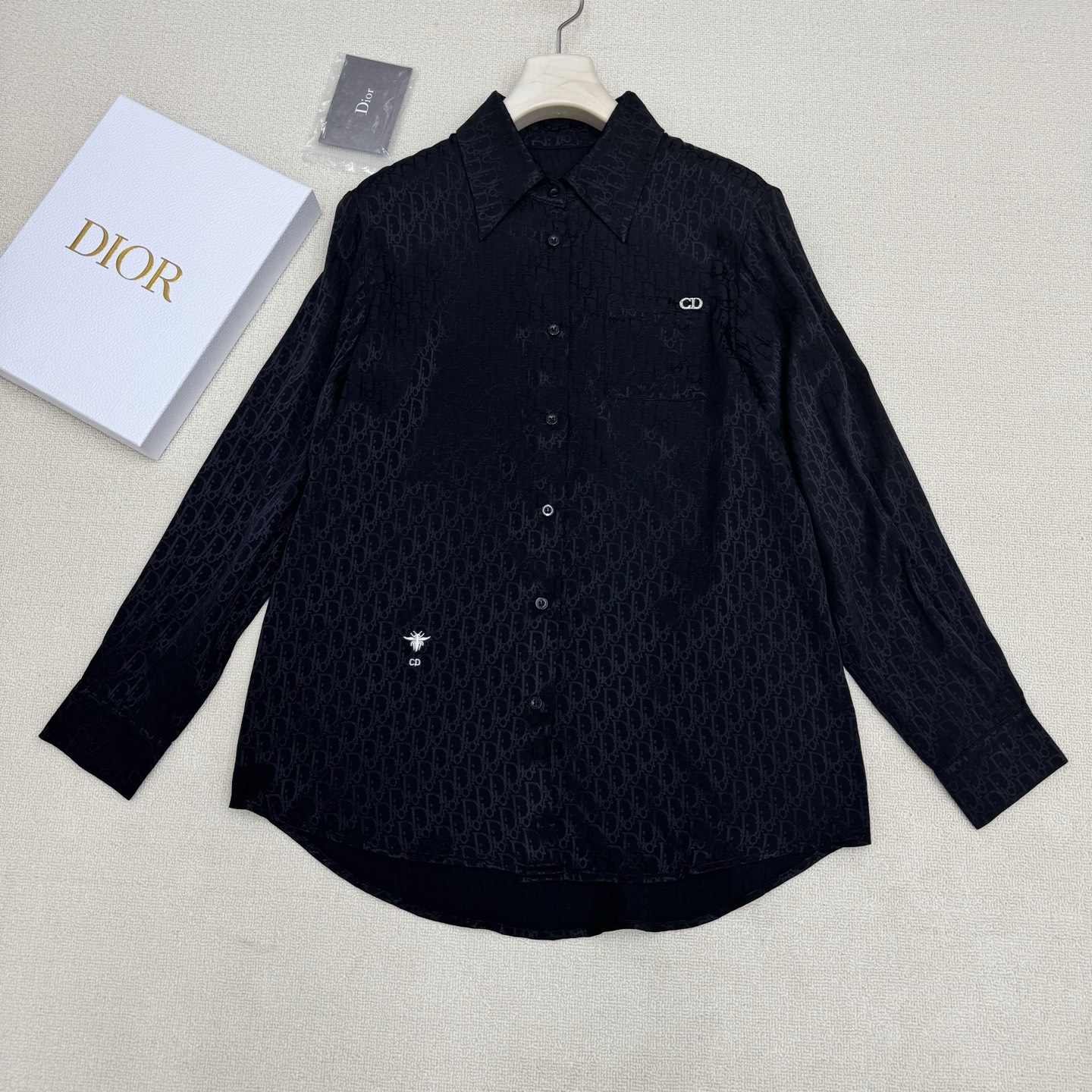 NO:804789,Shirt Dio* 26Ss new spring and summer letter rayon jacquard shirt + trousers suit丨Exclusive high-end version!  The texture of rayon is silky and comfortable. A loose-fitting white shirt paired with elastic waist trousers is very tolerant and not picky about body shapes ~ Suitable for girls of all shapes. It super shows the body proportions. It is very nice whether worn separately or as a set for daily use!  Customized rayon fabric with ultra-high yield rate, extremely comfortable, simple, advanced and tasteful!  Sisters!  Rush them all to me!  Two colors ready for sale S/M/L real shot details, dior, shirts,19860909衬衫Dio* 26Ss春夏新款 字母人丝提花衬衫+长裤套装丨独家高版出品！人丝质感丝滑舒适.宽松版型的白衬衫搭配松紧腰长裤包容性强不挑身材～适合各种身材的女孩 超级显身材比例 日常无论分开搭配或一套都非常nice！出片率超高定制人丝面料 舒适度爆表简单高级又有品味！姐妹们！都给我冲！两色现货发售S/M/L实拍细节图,,dior,shirts,,Women's clothing