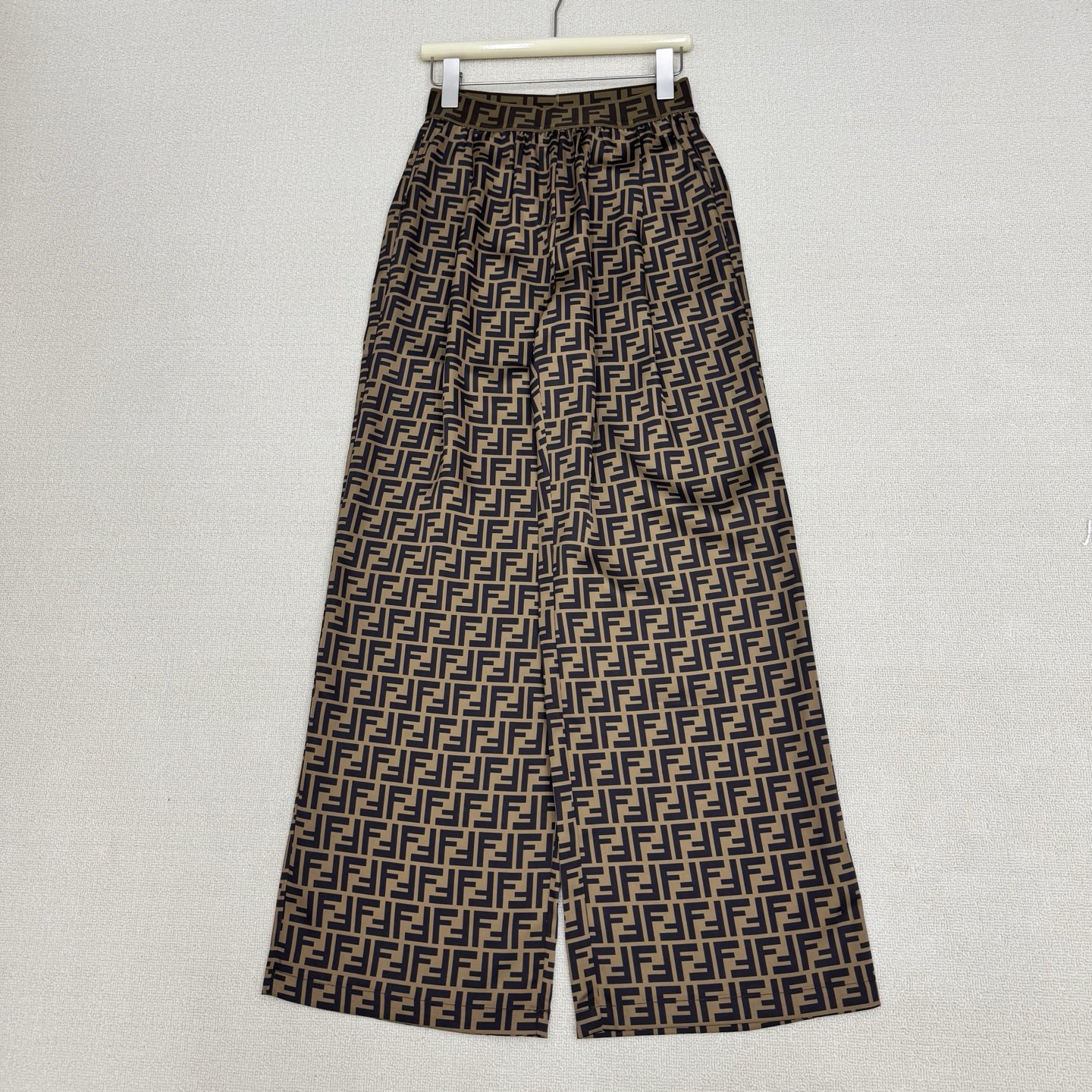 NO:804742,Fend* 26Ss new spring and summer style wide-leg trousers with contrasting colors | Exclusive high-end version!  Customized YB imported thick twill material. The texture is delicate and soft. Smooth and smooth. Double F printed all over. Luxurious and elegant. Elastic waistband with contrasting colors. Clean and elegant tailoring. Wide-leg trousers. Wear with guarantee and loose. Daily commuting. Customized surface accessories. Two colors ready for sale. S/M/L real shot details. Fendi,19860909Fend* 26Ss春夏新款 织带撞色阔腿长裤丨独家高版出品！定制YB进口斜纹稠材质 质感细腻柔软 滑爽垂顺 双F满印 奢华典雅 织带松紧腰头撞色 剪裁利落大方 阔腿长裤 穿搭保送松弛 日常通勤都 定制面辅料 两色现货发售S/M/L实拍细节图,,fendi,,Women's clothing