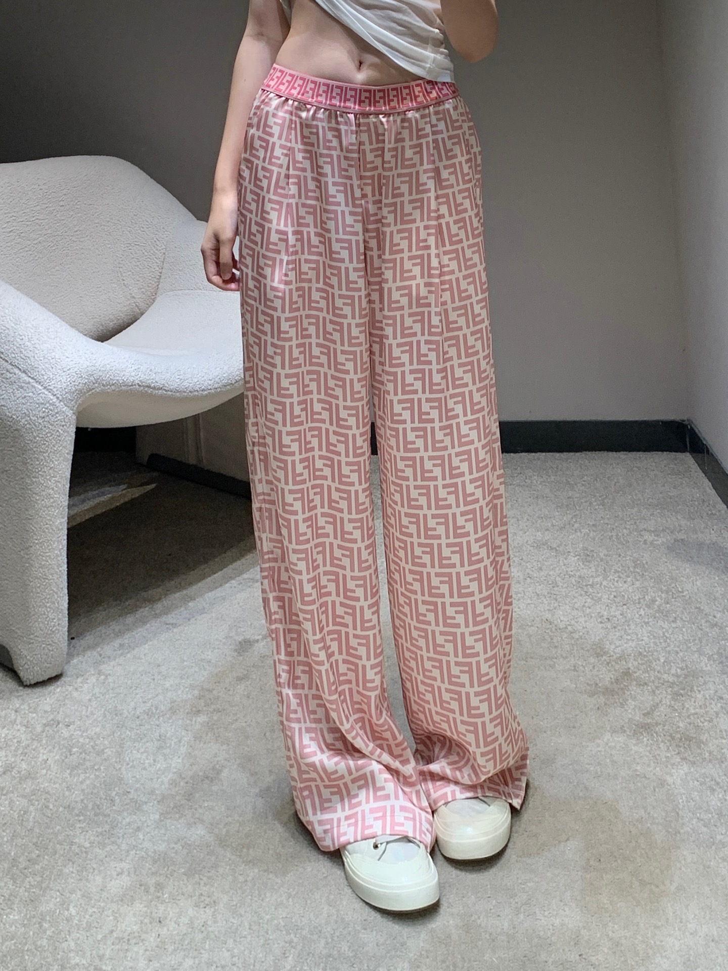 NO:804739,Fend* 26Ss new spring and summer style wide-leg trousers with contrasting colors | Exclusive high-end version!  Customized YB imported thick twill material. The texture is delicate and soft. Smooth and smooth. Double F printed all over. Luxurious and elegant. Elastic waistband with contrasting colors. Clean and generous tailoring. Wide-leg trousers. Wear with guarantee and loose for daily commuting. Customized surface accessories. Two colors available in stock. S/M/L, fendi,19860909Fend* 26Ss春夏新款 织带撞色阔腿长裤丨独家高版出品！定制YB进口斜纹稠材质 质感细腻柔软 滑爽垂顺 双F满印 奢华典雅 织带松紧腰头撞色 剪裁利落大方 阔腿长裤 穿搭保送松弛 日常通勤都 定制面辅料 两色现货发售S/M/L,,fendi,,Women's clothing