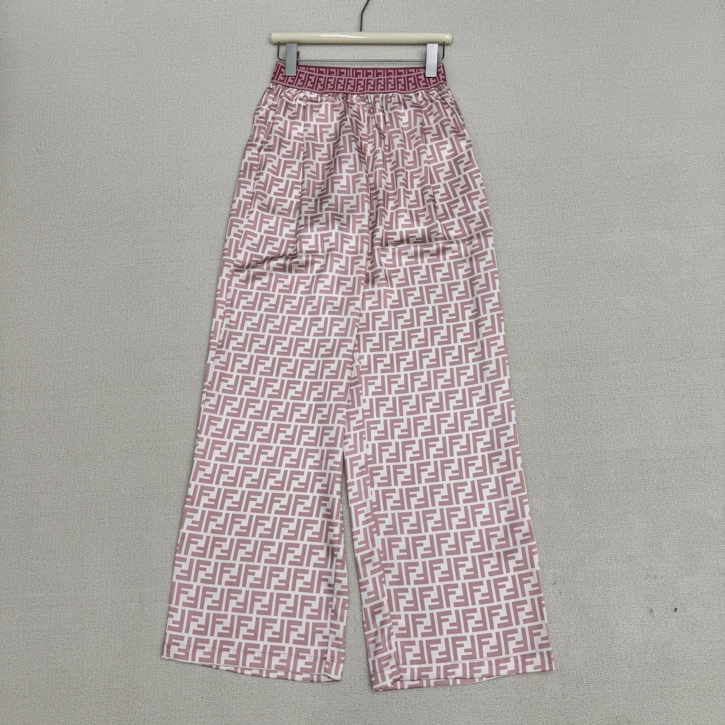 NO:804736,Fend* 26Ss new spring and summer style wide-leg trousers with contrasting colors | Exclusive high-end version!  Customized YB imported thick twill material. The texture is delicate and soft. Smooth and smooth. Double F printed all over. Luxurious and elegant. Elastic waistband with contrasting colors. Clean and elegant tailoring. Wide-leg trousers. Wear with guarantee and loose. Daily commuting. Customized surface accessories. Two colors ready for sale. S/M/L real shot details. Fendi,19860909Fend* 26Ss春夏新款 织带撞色阔腿长裤丨独家高版出品！定制YB进口斜纹稠材质 质感细腻柔软 滑爽垂顺 双F满印 奢华典雅 织带松紧腰头撞色 剪裁利落大方 阔腿长裤 穿搭保送松弛 日常通勤都 定制面辅料 两色现货发售S/M/L实拍细节图,,fendi,,Women's clothing