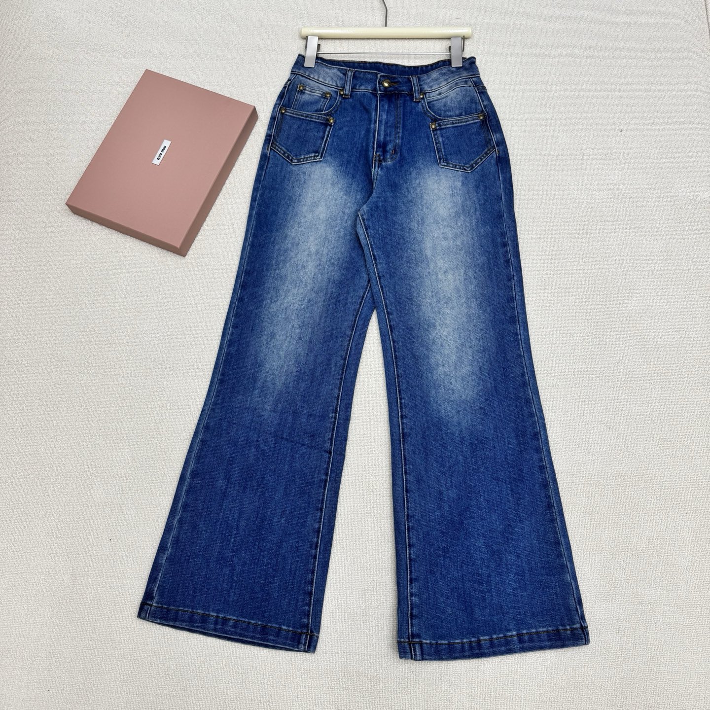 NO:804759,MiuMi* 26SS early spring new style multi-pocket letter embroidered denim trousers丨Exclusive high-end version!  Selected high-quality denim fabrics, crisp and stylish yet soft, washed and whitened. Hardware buckles are molded and customized. The letter embroidery on the pocket is the finishing touch. It is simple and reveals the brand recognition. It is low-key and yet has a sense of design, breaking the monotony of basic denim. The high-waisted straight version hides more flesh and easily modifies the leg shape to create a sense of long legs. It is very friendly to all body types and is stress-free for daily wear. The early spring outfit directly adds to the atmosphere. Available now.  Size S/M/L real shot details,,miumiu,19860909MiuMi* 26SS早春新款 多重口袋字母刺绣牛仔长裤丨独家高版出品！精选质感牛仔面料,挺括有型又不失柔软度,洗水刷白工艺 五金扣开模订制 口袋处的字母刺绣是点睛之笔,简约中透着品牌辨识度,低调又不失设计感,打破基础牛仔的单调.高腰直筒版型超藏肉,轻松修饰腿型打造大长腿既视感,对各种身材都超友好,日常穿无压力.早春穿搭氛围感直接拉满.现货发售 尺码S/M/L实拍细节图,,miumiu,,Women's clothing