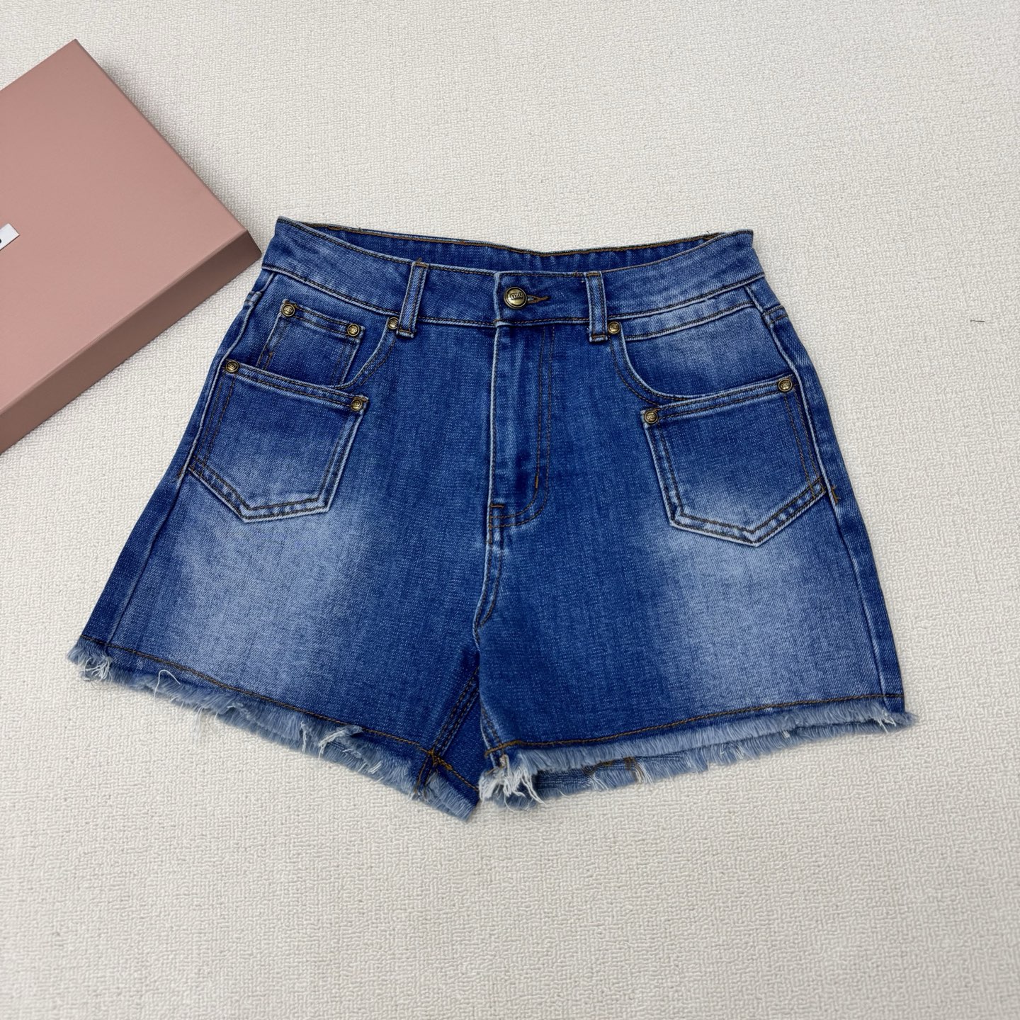 NO:804753,MiuMi* 25Ss new spring and summer multi-pocket washed denim shorts丨Exclusive high-end version!  Multiple pockets design, custom-made hardware buckles, washed and whitened, raw edge processing, denim shorts that will never go out of style, a pair that must be in the fashionable wardrobe!  The wear rate is super high!  Heavy-duty washed denim color. Classic high-waisted small A-line tailoring design. It makes you appear slimmer and taller. It has a beautiful line that fits the waist and hips. It lengthens your legs in minutes. It is very fashionable and versatile. It is easy to control the high-end aura. [666] A slim and versatile piece. The details are perfect!  An irresistible fashion item ~ sisters!  Go, go, go!  Available sizes S/M/L, real shot details,,miumiu,shorts,19860909MiuMi* 25Ss春夏新款 多重口袋洗水牛仔短裤丨独家高版出品！多重口袋设计 五金扣订制开模 洗水刷白 毛边处理工艺 万年不过时的牛仔短裤时髦精的衣柜里必须要拥有一条！穿搭率超高！重工洗水牛仔色 经典高腰小A字版型剪裁设计 显瘦显高 贴合腰臀的线条优美 穿上分分钟大长腿 非常时髦百搭 高级气场轻松拿捏[666]显瘦百搭绝绝子 细节完美到位！无法拒绝的时尚单品～姐妹们！冲冲冲！现货发售尺码S/M/L实拍细节图,,miumiu,shorts,,Women's clothing