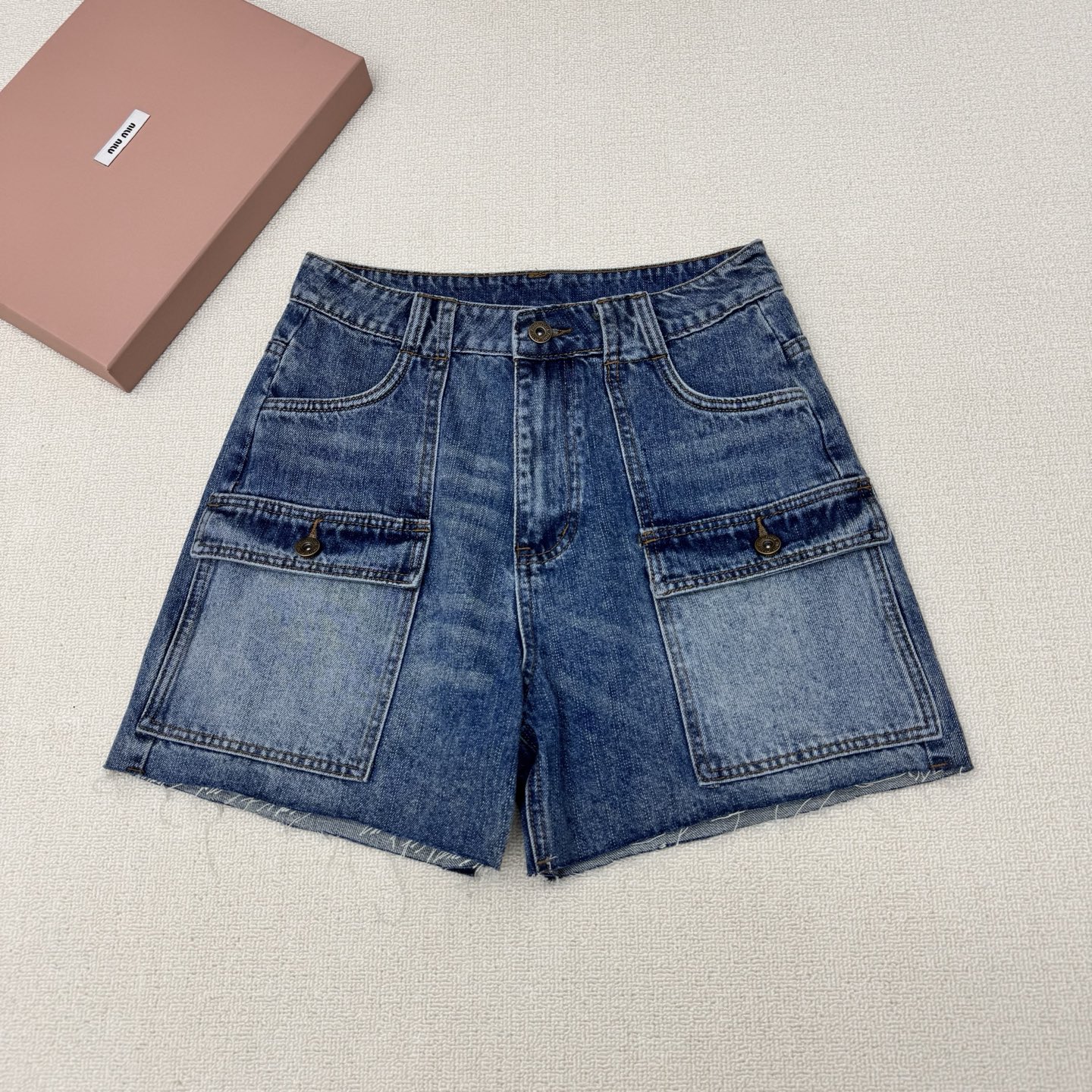 NO:804741,miumi*26 new spring and summer products are the same double-pocket workwear denim shorts as GW, with pocket micro-marks, retro blue trousers with raw edge design, special embroidery micro-mark technology for fixation, and top-notch double enzyme washing technology. Summer beach outings show off your figure and leg length, and the hot matching appears, making you turn heads!  Summer wardrobe must-haves, now on sale, sML real shot details,,miumiu,shorts,19860909miumi*26款春夏新品GW同款双口袋工装牛仔短裤,口袋微标 复古蓝裤脚毛边设计版型,特种刺绣微标工艺固定,顶级双重酵素洗水工艺.夏季出游沙滩穿搭超显身材腿长,热辣搭配出现,回头率爆表！夏季衣橱人手必备 现货发售sML实拍细节图,,miumiu,shorts,,Women's clothing