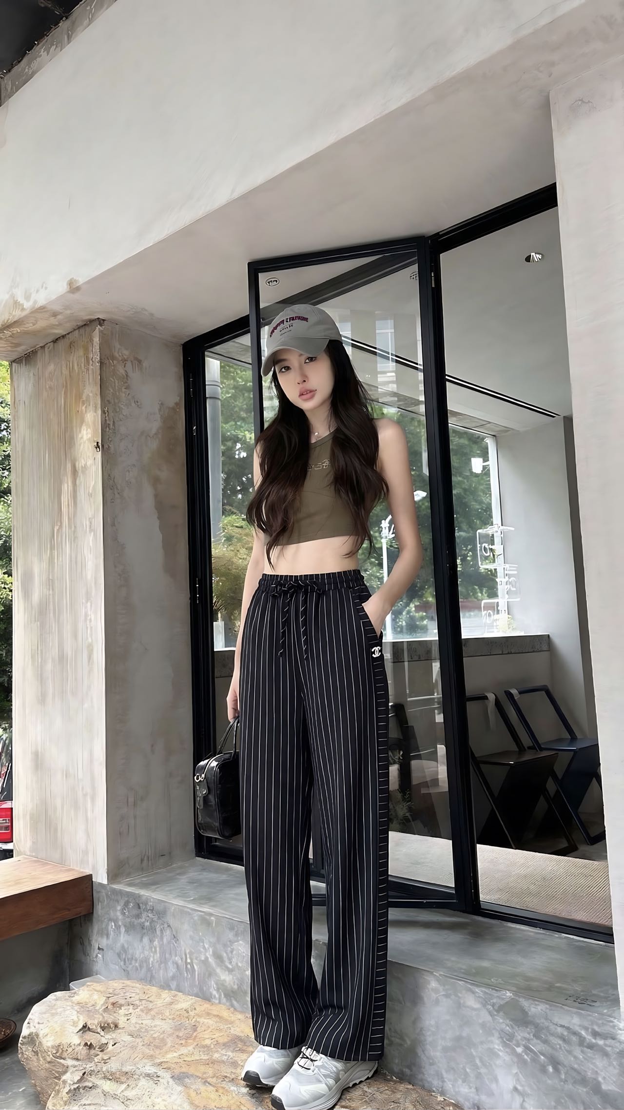 NO:806735,Chan*2026SS new spring and summer series // Retro vertical striped wide-leg pants. The vertical stripes have a sense of vertical extension, which can visually lengthen the leg lines. The high-waist drawstring design. The double-C embroidery on the pockets and the horizontal stripes on the trouser legs and vertical stripes design enhance the visual impact and the overall sense of sophistication. It is a visual heightening tool that makes you wear a lazy and relaxed body. Available now in two colors SML,,chanel,19860909Chan*2026SS春夏上新系列//复古竖条纹阔腿裤竖条纹自带纵向延伸感,视觉上能拉长腿部线条,高腰抽绳设计.口袋双C刺绣侧边横纹裤腿竖纹设计,提升了视觉冲激整体精致感, 视觉显高神器,把慵懒松弛穿在身上.现货发售两色 SML,,chanel,,Women's clothing