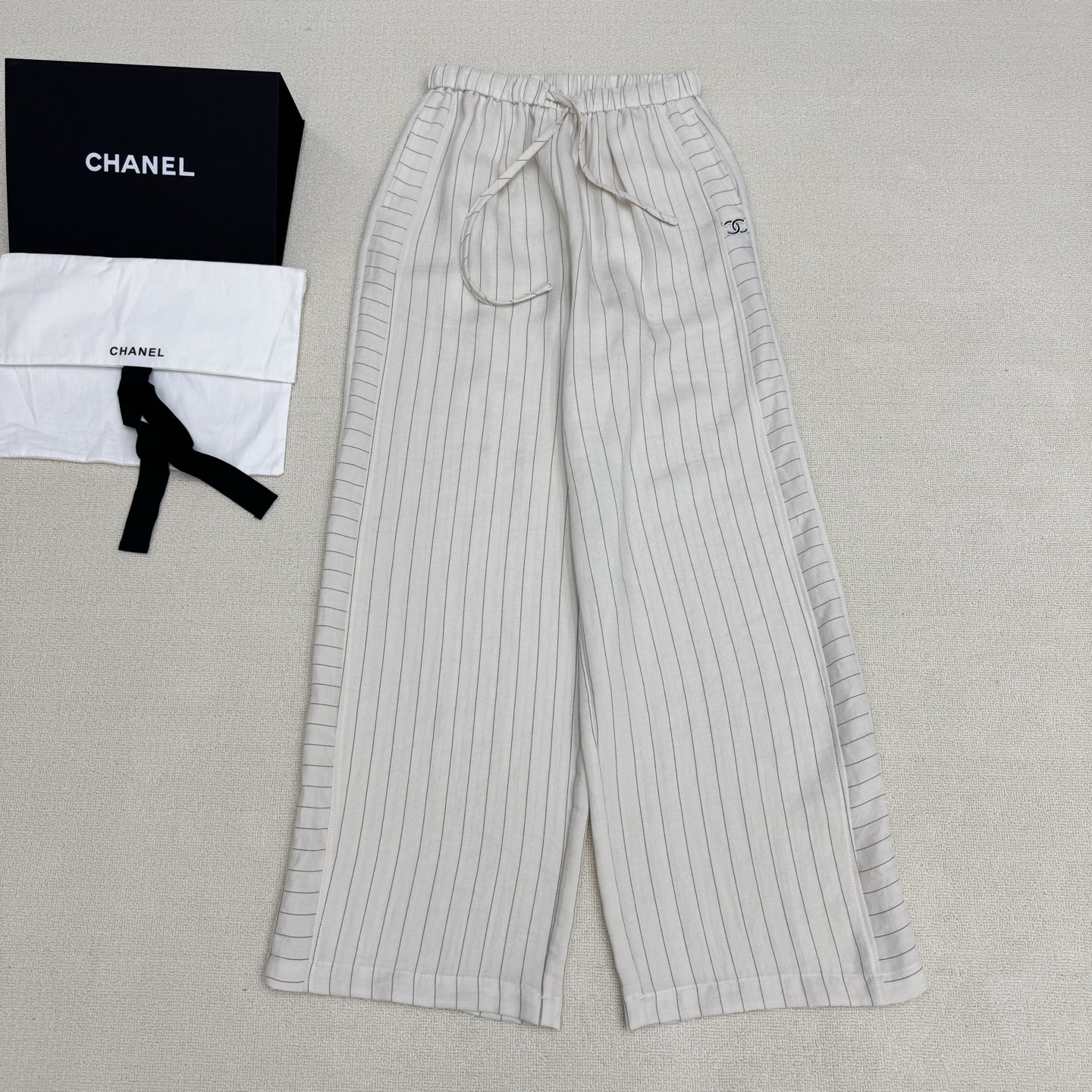 NO:806729,Chan*2026SS new spring and summer series // Retro vertical striped wide-leg pants. The vertical stripes have a sense of vertical extension, which can visually lengthen the leg lines. The high-waisted drawstring design. The double-C embroidery on the pockets and the horizontal stripes on the legs and vertical stripes design enhance the visual impact and the overall sense of sophistication. It is a visual heightening tool that can be worn on the body in a lazy and relaxed manner. Available now in two colors, SML real shot details,,chanel,19860909Chan*2026SS春夏上新系列//复古竖条纹阔腿裤竖条纹自带纵向延伸感,视觉上能拉长腿部线条,高腰抽绳设计.口袋双C刺绣侧边横纹裤腿竖纹设计,提升了视觉冲激整体精致感, 视觉显高神器,把慵懒松弛穿在身上.现货发售两色 SML实拍细节图,,chanel,,Women's clothing