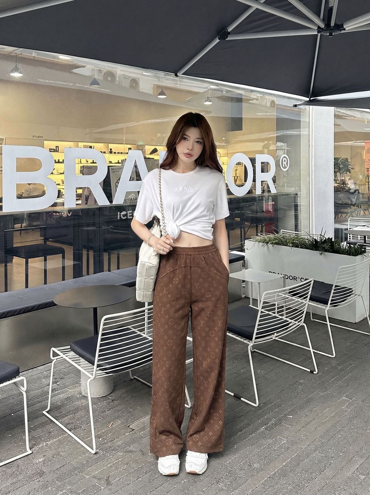 NO:806727,Louis Vuit*on 26FW spring and summer new style classic presbyopic wide-leg pants丨Exclusively developed by yb!  High quality production!  Monogram presbyopia is integrated into silk fabrics using jacquard technology. The solid color background brings out the retro texture of the classic logo. The classic presbyopia waist and hips are spliced ​​and cropped in the front and back. The loose straight slightly drape pants shape modify the leg shape and adapt to various body shapes, giving you a lazy and casual look when walking!  Two colors available in stock S/M/L, Louis Vuitton,19860909Louis Vuit*on 26FW春夏新款 经典老花阔腿裤丨独家yb开发！高版出品！将Monogram老花以提花工艺融入丝质面料,纯色底色衬出经典标识的复古质感,经典老花腰臀前后拼接剪栽 宽松直筒微垂坠裤型,修饰腿型同时适配多元身形,行走间自带慵懒随性感！两色 现货发售S/M/L,,louis vuitton,,Women's clothing