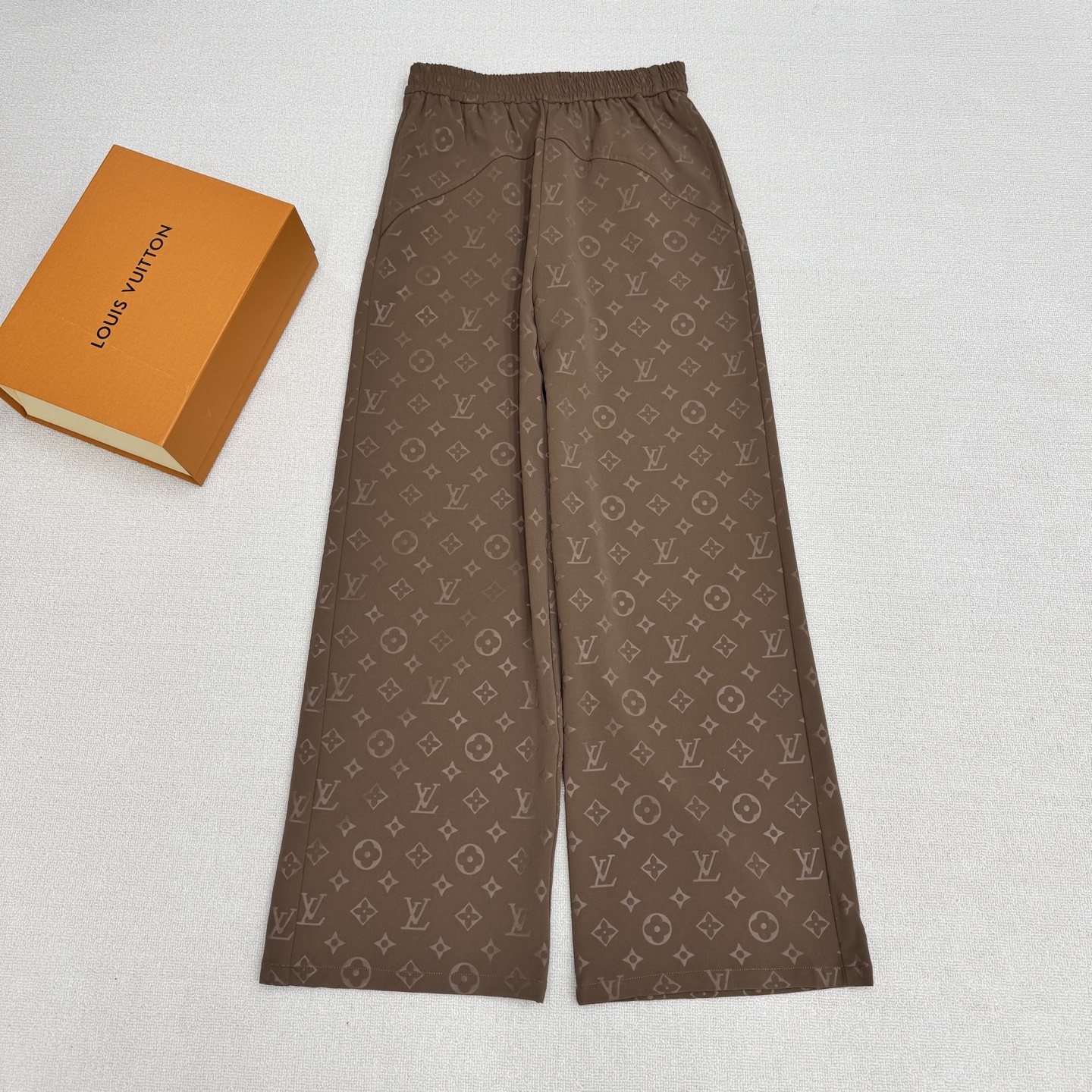 NO:806725,Louis Vuit*on 26FW spring and summer new style classic presbyopic wide-leg pants丨Exclusively developed by yb!  High quality production!  Monogram presbyopia is integrated into silk fabrics using jacquard technology. The solid color background brings out the retro texture of the classic logo. The classic presbyopia waist and hips are spliced ​​and cropped in the front and back. The loose straight slightly drape pants shape modify the leg shape and adapt to various body shapes, giving you a lazy and casual look when walking!  Two colors, ready for sale, S/M/L, real shot details,,louis vuitton,19860909Louis Vuit*on 26FW春夏新款 经典老花阔腿裤丨独家yb开发！高版出品！将Monogram老花以提花工艺融入丝质面料,纯色底色衬出经典标识的复古质感,经典老花腰臀前后拼接剪栽 宽松直筒微垂坠裤型,修饰腿型同时适配多元身形,行走间自带慵懒随性感！两色 现货发售S/M/L实拍细节图,,louis vuitton,,Women's clothing