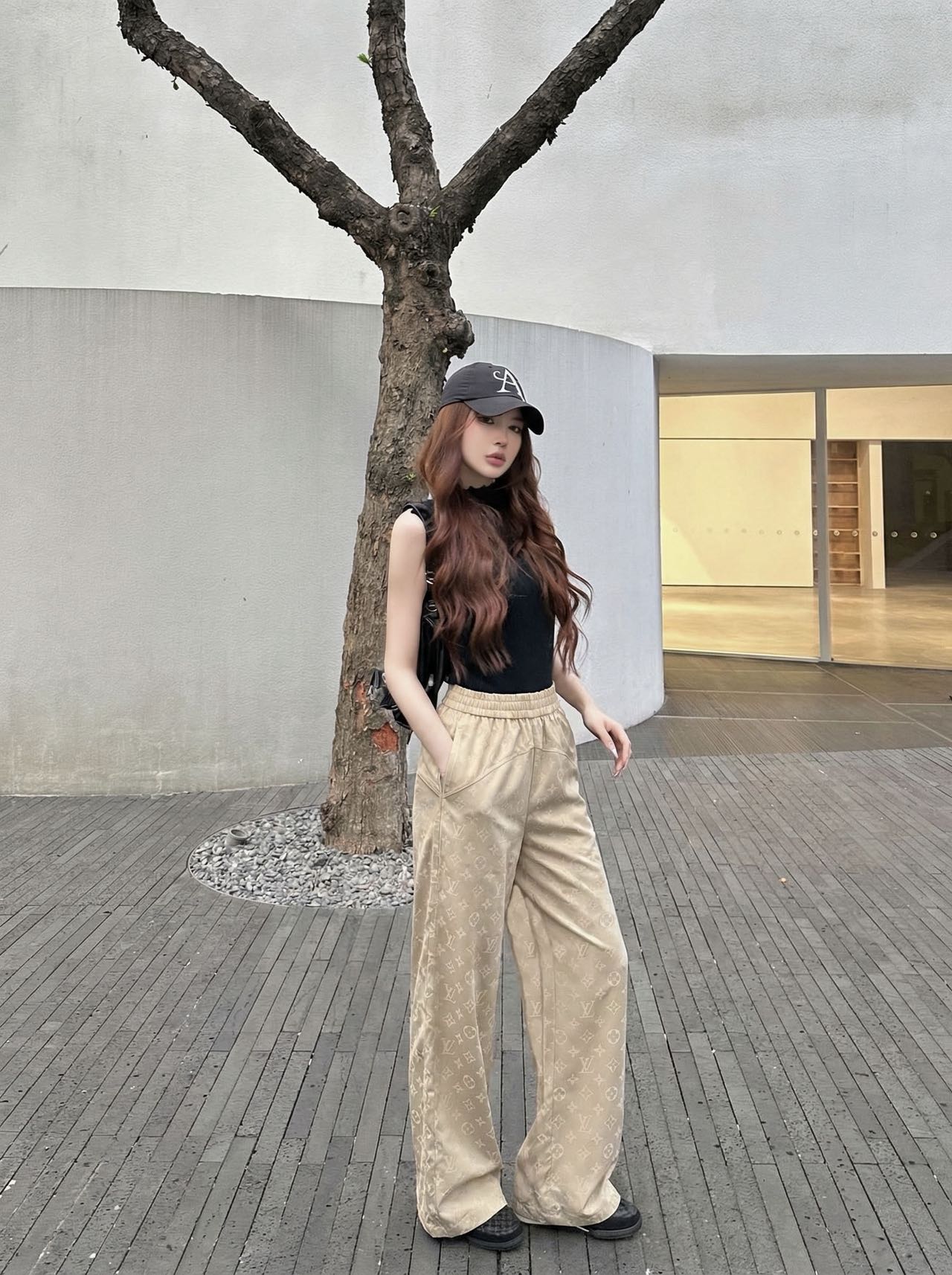 NO:806723,Louis Vuit*on 26FW spring and summer new style classic presbyopic wide-leg pants丨Exclusively developed by yb!  High quality production!  Monogram presbyopia is integrated into silk fabrics using jacquard technology. The solid color background brings out the retro texture of the classic logo. The classic presbyopia waist and hips are spliced ​​and cropped in the front and back. The loose straight slightly drape pants shape modify the leg shape and adapt to various body shapes, giving you a lazy and casual look when walking!  Two colors available in stock S/M/L, Louis Vuitton,19860909Louis Vuit*on 26FW春夏新款 经典老花阔腿裤丨独家yb开发！高版出品！将Monogram老花以提花工艺融入丝质面料,纯色底色衬出经典标识的复古质感,经典老花腰臀前后拼接剪栽 宽松直筒微垂坠裤型,修饰腿型同时适配多元身形,行走间自带慵懒随性感！两色 现货发售S/M/L,,louis vuitton,,Women's clothing