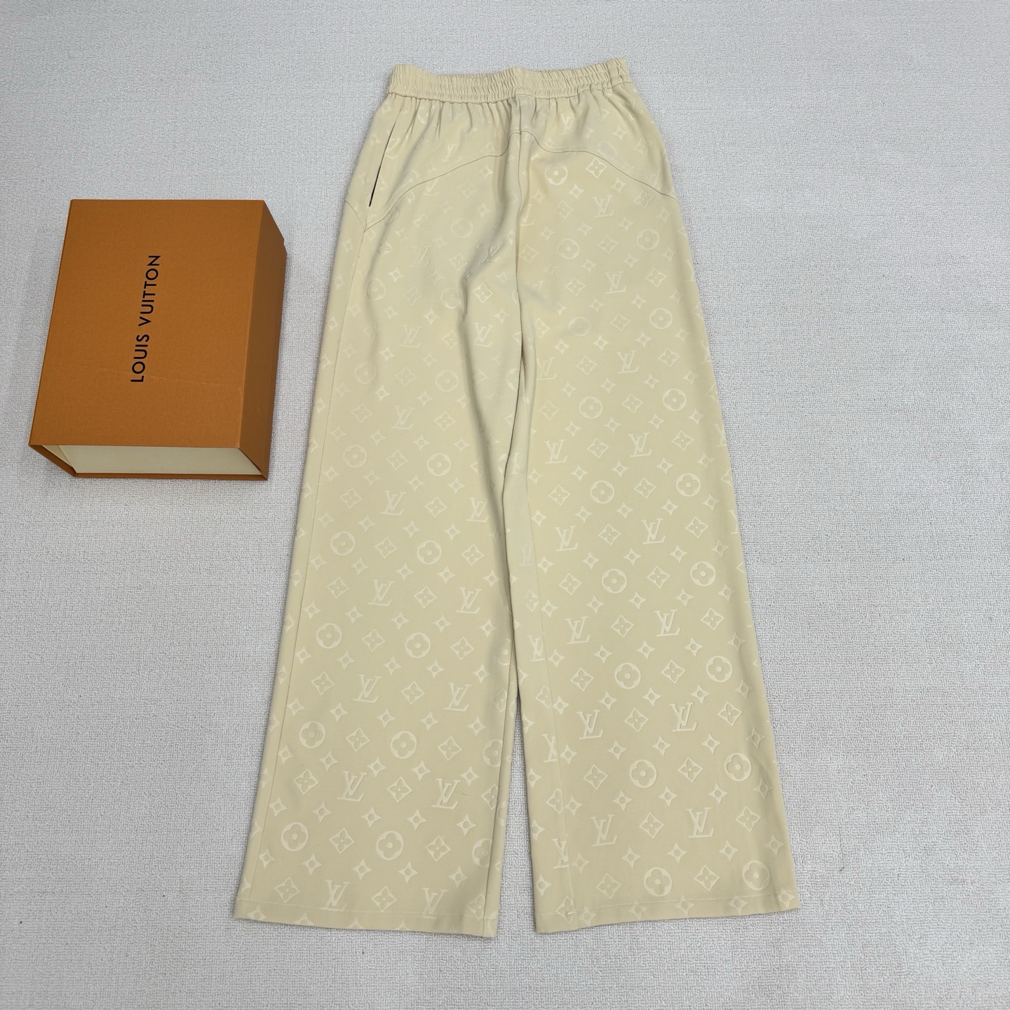NO:806721,Louis Vuit*on 26FW spring and summer new style classic presbyopic wide-leg pants丨Exclusively developed by yb!  High quality production!  Monogram presbyopia is integrated into silk fabrics using jacquard technology. The solid color background brings out the retro texture of the classic logo. The classic presbyopia waist and hips are spliced ​​and cropped in the front and back. The loose straight slightly drape pants shape modify the leg shape and adapt to various body shapes, giving you a lazy and casual look when walking!  Two colors, ready for sale, S/M/L, real shot details,,louis vuitton,19860909Louis Vuit*on 26FW春夏新款 经典老花阔腿裤丨独家yb开发！高版出品！将Monogram老花以提花工艺融入丝质面料,纯色底色衬出经典标识的复古质感,经典老花腰臀前后拼接剪栽 宽松直筒微垂坠裤型,修饰腿型同时适配多元身形,行走间自带慵懒随性感！两色 现货发售S/M/L实拍细节图,,louis vuitton,,Women's clothing