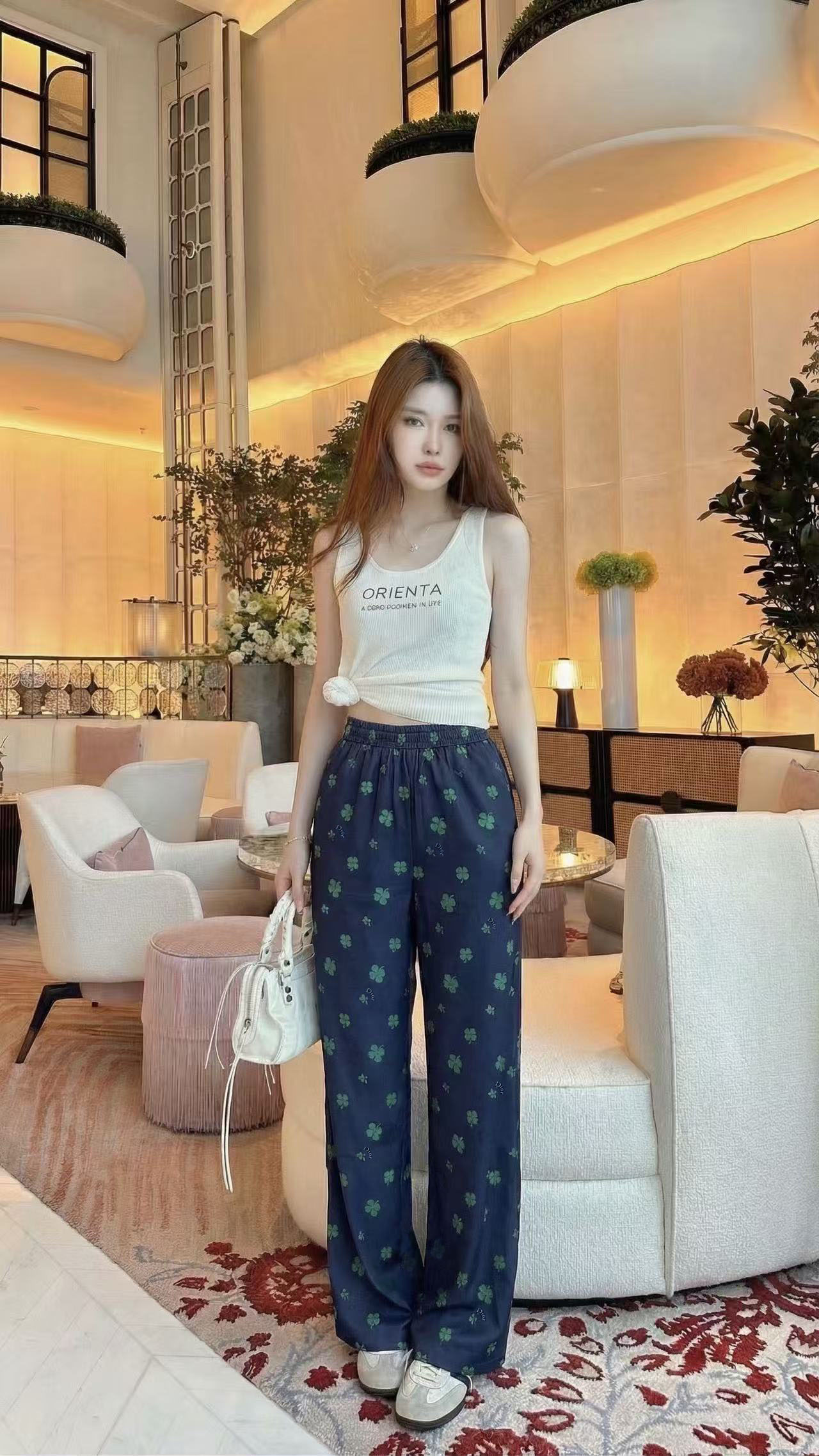 NO:806719,Dio* 26SS spring and summer new style all-over four-leaf clover printed casual wide-leg pants丨Exclusive high-end version!  Interpretation of high-end with minimalist design language. Oblique all-over four-leaf clover printed custom fabric, low-key printed on navy beige and white satin, unobtrusive but highly recognizable. Elastic elastic waistband, comfortable fit, freeing the waistline. The wide-leg loose version, smooth drape, has its own aura, whether it is daily outing or light social occasions, it can make you become the focus of the crowd with an effortless posture. Two colors  Available in stock S/M/L,, dior,19860909Dio* 26SS春夏新款 满幅四叶草印花休闲阔腿裤丨独家高版出品！以极简的设计语言诠释高级.全身Oblique满幅四叶草印花订制面料,低调地印刻在藏青米白缎面之上,不张扬却极具辨识度.弹力松紧腰头,舒适贴合,解放腰线.阔腿的宽松版型,流畅垂坠,自带气场,无论是日常出街还是轻社交场合,都能让你以毫不费力的姿态,成为人群中的焦点.两色 现货发售S/M/L,,dior,,Women's clothing