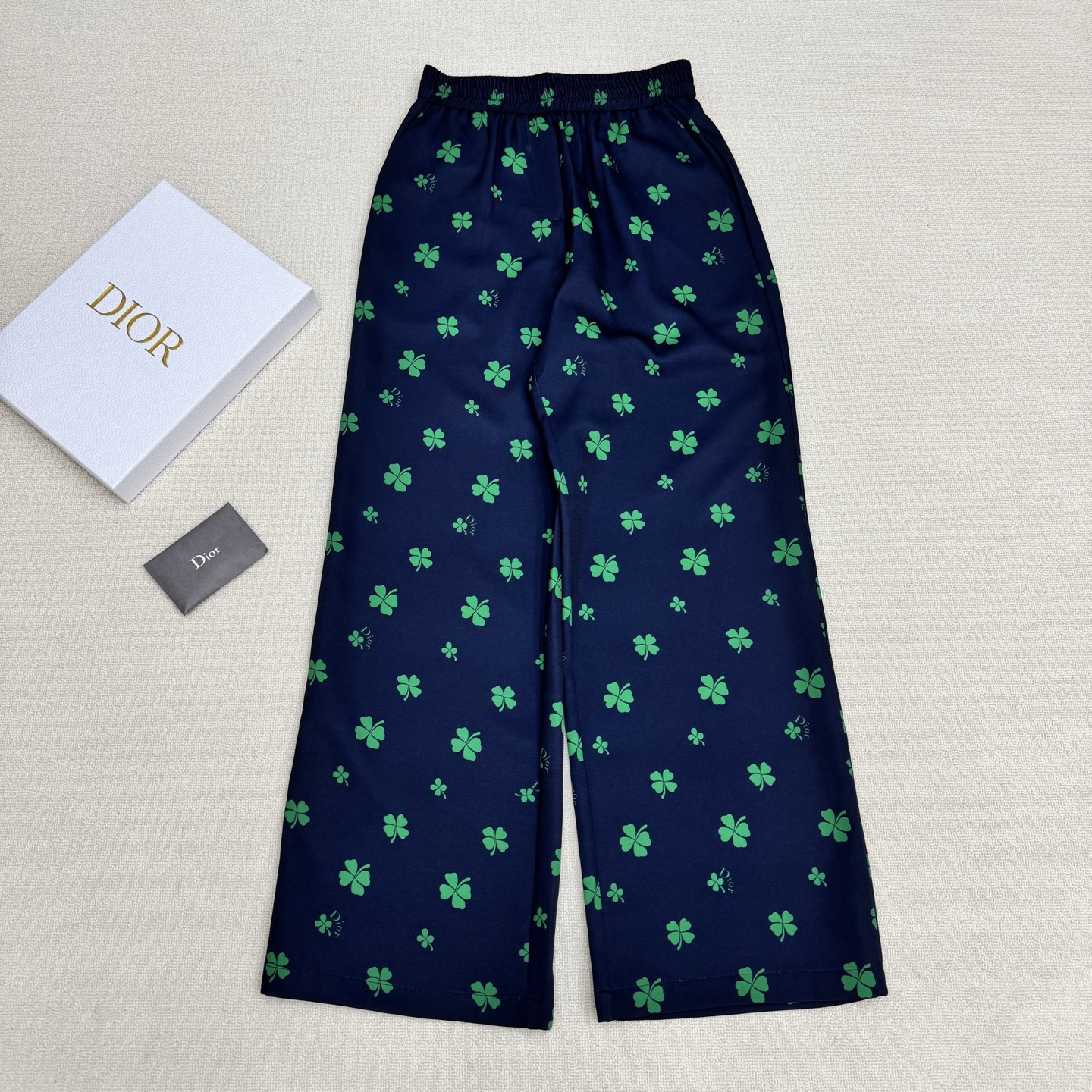NO:806718,Dio* 26SS spring and summer new style all-over four-leaf clover printed casual wide-leg pants丨Exclusive high-end version!  Interpretation of high-end with minimalist design language. Oblique all-over four-leaf clover printed custom fabric, low-key printed on navy beige and white satin, unobtrusive but highly recognizable. Elastic elastic waistband, comfortable fit, freeing the waistline. The wide-leg loose version, smooth drape, has its own aura, whether it is daily outing or light social occasions, it can make you become the focus of the crowd with an effortless posture. Two colors  Ready sale S/M/L real shot details,, dior,19860909Dio* 26SS春夏新款 满幅四叶草印花休闲阔腿裤丨独家高版出品！以极简的设计语言诠释高级.全身Oblique满幅四叶草印花订制面料,低调地印刻在藏青米白缎面之上,不张扬却极具辨识度.弹力松紧腰头,舒适贴合,解放腰线.阔腿的宽松版型,流畅垂坠,自带气场,无论是日常出街还是轻社交场合,都能让你以毫不费力的姿态,成为人群中的焦点.两色 现货发售S/M/L实拍细节图,,dior,,Women's clothing
