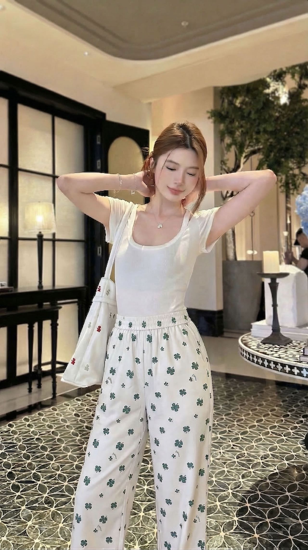 NO:806715,Dio* 26SS spring and summer new style all-over four-leaf clover printed casual wide-leg pants丨Exclusive high-end version!  Interpretation of high-end with minimalist design language. Oblique all-over four-leaf clover printed custom fabric, low-key printed on navy beige and white satin, unobtrusive but highly recognizable. Elastic elastic waistband, comfortable fit, freeing the waistline. The wide-leg loose version, smooth drape, has its own aura, whether it is daily outing or light social occasions, it can make you become the focus of the crowd with an effortless posture. Two colors  Available in stock S/M/L,, dior,19860909Dio* 26SS春夏新款 满幅四叶草印花休闲阔腿裤丨独家高版出品！以极简的设计语言诠释高级.全身Oblique满幅四叶草印花订制面料,低调地印刻在藏青米白缎面之上,不张扬却极具辨识度.弹力松紧腰头,舒适贴合,解放腰线.阔腿的宽松版型,流畅垂坠,自带气场,无论是日常出街还是轻社交场合,都能让你以毫不费力的姿态,成为人群中的焦点.两色 现货发售S/M/L,,dior,,Women's clothing