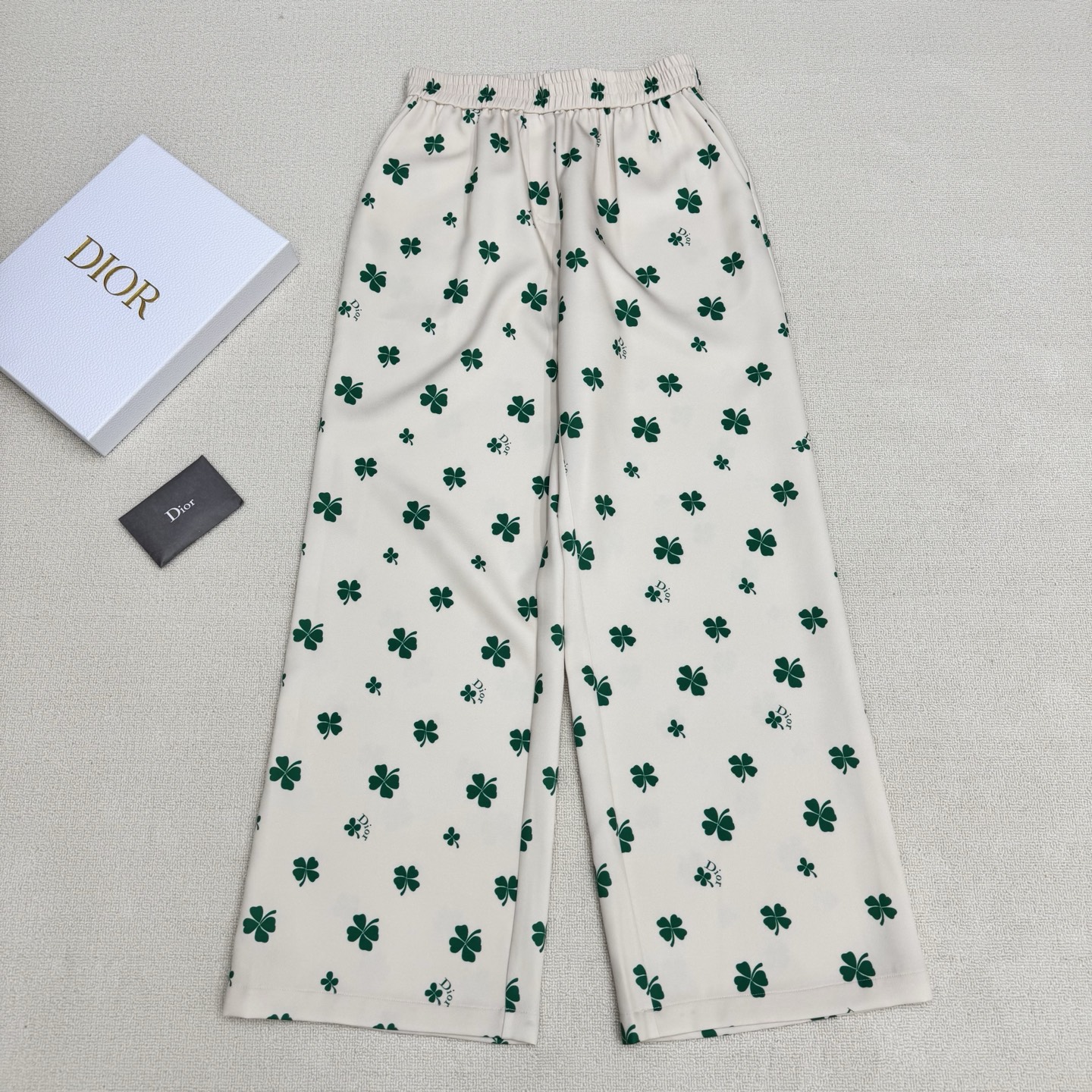 NO:806712,Dio* 26SS spring and summer new style all-over four-leaf clover printed casual wide-leg pants丨Exclusive high-end version!  Interpretation of high-end with minimalist design language. Oblique all-over four-leaf clover printed custom fabric, low-key printed on navy beige and white satin, unobtrusive but highly recognizable. Elastic elastic waistband, comfortable fit, freeing the waistline. The wide-leg loose version, smooth drape, has its own aura, whether it is daily outing or light social occasions, it can make you become the focus of the crowd with an effortless posture. Two colors  Ready sale S/M/L real shot details,, dior,19860909Dio* 26SS春夏新款 满幅四叶草印花休闲阔腿裤丨独家高版出品！以极简的设计语言诠释高级.全身Oblique满幅四叶草印花订制面料,低调地印刻在藏青米白缎面之上,不张扬却极具辨识度.弹力松紧腰头,舒适贴合,解放腰线.阔腿的宽松版型,流畅垂坠,自带气场,无论是日常出街还是轻社交场合,都能让你以毫不费力的姿态,成为人群中的焦点.两色 现货发售S/M/L实拍细节图,,dior,,Women's clothing
