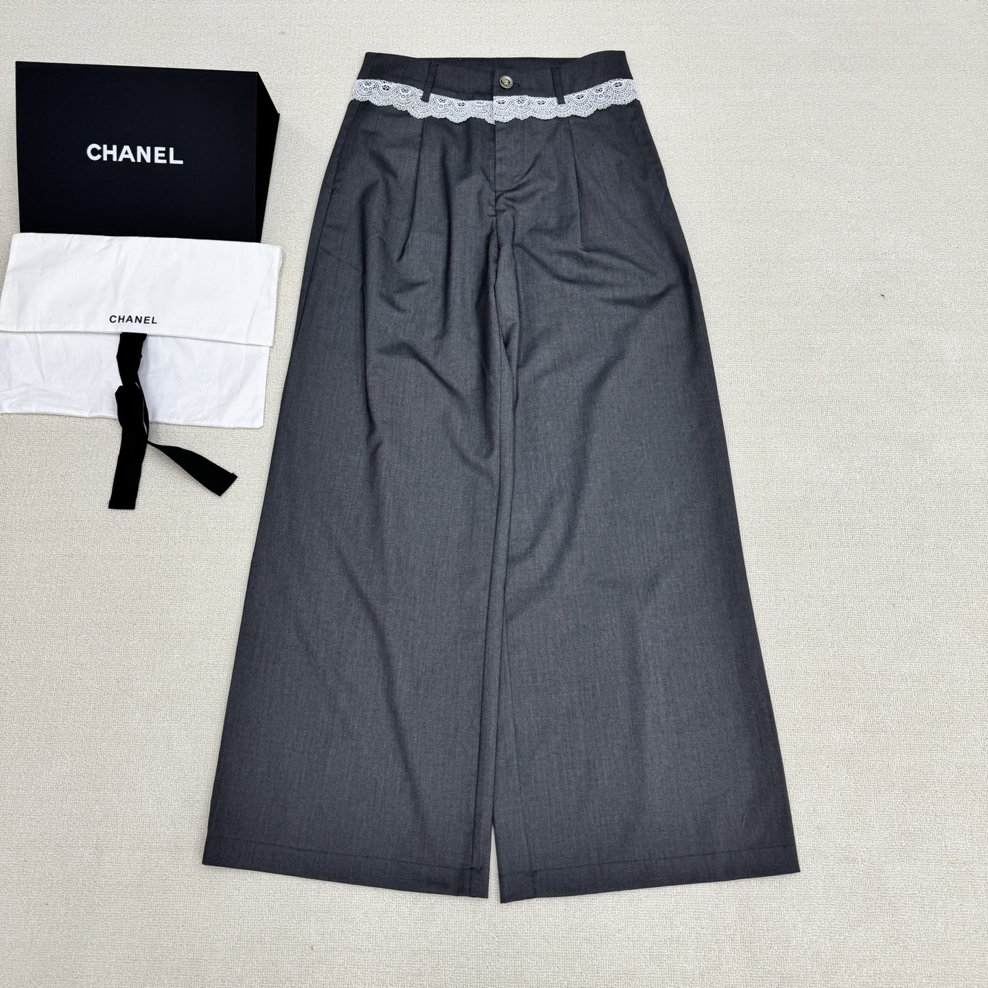 NO:806706,Chaen*26SS new summer lace splicing casual suit pants丨Exclusive high-end version!  You won’t be allowed to live without these great-looking pants!  Exclusive design of lace splicing at the waist of pants!  The vertically stretched silk and cotton fabrics make the pants look longer, which is super nice!  Perfect for comfort, the pattern covers the flesh and makes you look slimmer. It is tolerant and does not pick on your figure. The upper body is not bloated at all. The drape is very good and it goes well with various tops for daily use!  It allows even small people to wear clothes with a 37% body proportion. All in all, it is easy to wear and easy to match!  Highly recommended!  Get it now!  Two colors ready for sale, S/M/L real shot details,,business suit,19860909Chaen*26SS夏季新款 蕾丝拼接休闲西装裤丨独家高版出品！这条巨好看的裤子不允许你没有！裤子腰部蕾丝拼接的独家设计！垂直感拉满的丝织棉面料巨显腿长的裤裤版型超级nice！舒适感满分版型遮肉又显瘦 包容性强不挑身材 上身一点都不臃肿 垂感非常好日常搭配各种上衣都很OK！让小个子也能穿出三七分身材比例总而言之就是好穿又好搭！强烈推荐！赶紧入手吧！两色现货发售 S/M/L实拍细节图,,business suit,,Women's clothing