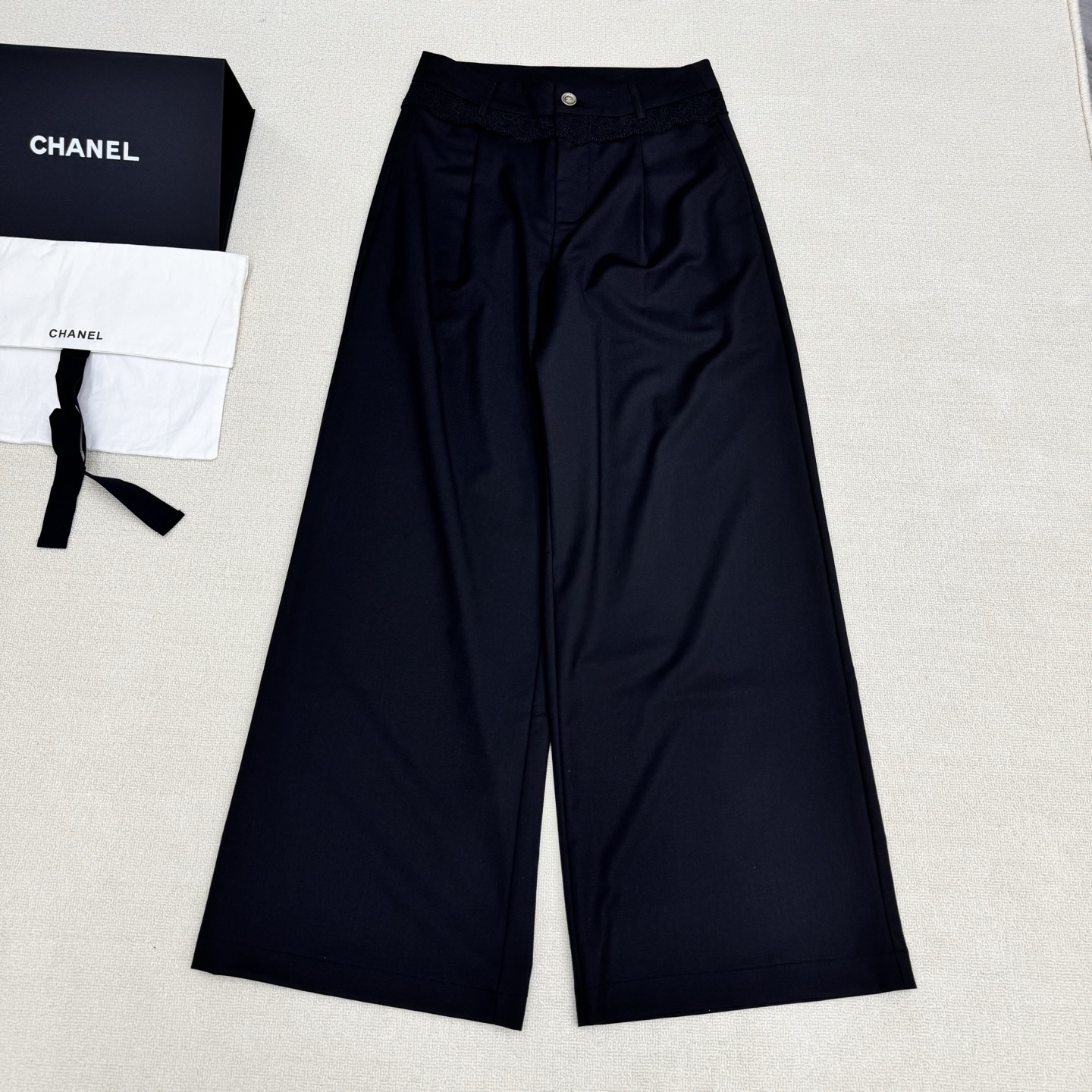 NO:806700,Chaen*26SS new summer lace splicing casual suit pants丨Exclusive high-end version!  You won’t be allowed to live without these great-looking pants!  Exclusive design of lace splicing at the waist of pants!  The vertically stretched silk and cotton fabrics make the pants look longer, which is super nice!  Perfect for comfort, the pattern covers the flesh and makes you look slimmer. It is tolerant and does not pick on your figure. The upper body is not bloated at all. The drape is very good and it goes well with various tops for daily use!  It allows even small people to wear clothes with a 37% body proportion. All in all, it is easy to wear and easy to match!  Highly recommended!  Get it now!  Two colors ready for sale, S/M/L real shot details,,business suit,19860909Chaen*26SS夏季新款 蕾丝拼接休闲西装裤丨独家高版出品！这条巨好看的裤子不允许你没有！裤子腰部蕾丝拼接的独家设计！垂直感拉满的丝织棉面料巨显腿长的裤裤版型超级nice！舒适感满分版型遮肉又显瘦 包容性强不挑身材 上身一点都不臃肿 垂感非常好日常搭配各种上衣都很OK！让小个子也能穿出三七分身材比例总而言之就是好穿又好搭！强烈推荐！赶紧入手吧！两色现货发售 S/M/L实拍细节图,,business suit,,Women's clothing