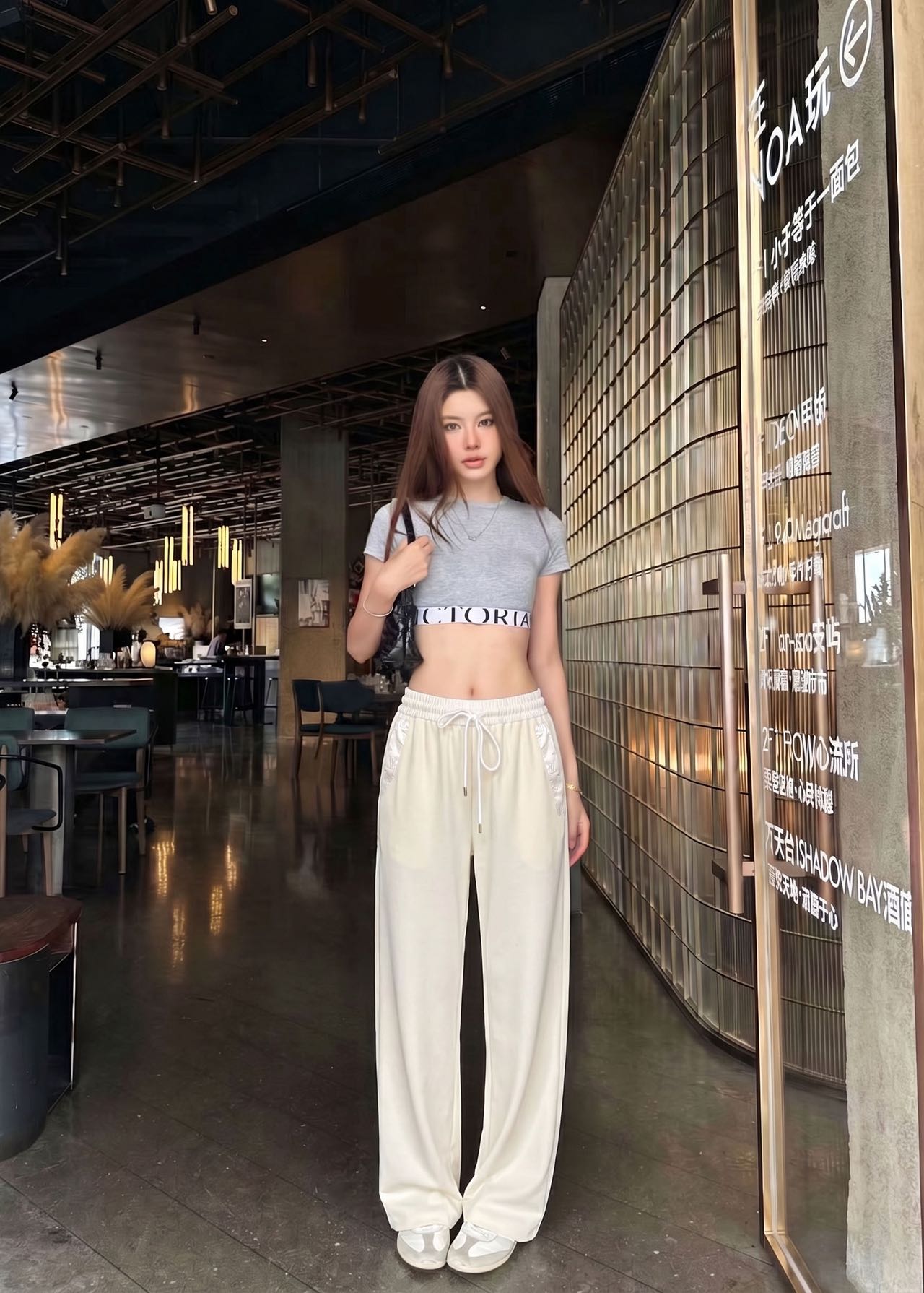 NO:806697,Louis Vuitto* 26Fw spring and summer new style elastic waist presbyopic patchwork casual wide-leg pants丨Exclusive high-end version!  The silky cotton blended fabric has a vertical sense, and the high-waisted drawstring wide-leg version instantly lengthens the leg lines, giving you a casual and free aura when walking. The iconic presbyopia stitching on the front and rear pockets, set against the pure black and pure beige, makes the luxury brand more recognizable, and every detail highlights the brand's handed down craftsmanship. The presbyopic pocket splicing on the back pocket is the finishing touch to reveal a high-end feel in a low-key manner. Two colors are available for sale in S/M/L, louis  vuitton,19860909Louis Vuitto* 26Fw春夏新款 松紧腰老花拼接休闲阔腿裤丨独家高版出品！丝质棉混纺面料自带垂直感,高腰抽绳阔腿版型瞬间拉长腿部线条,行走间尽是随性洒脱的气场.前后口袋标志性老花拼接,在纯黑色纯米色的衬托下,奢牌辨识度拉满,每一处细节都彰显着品牌的传世工艺.后袋的老花口袋拼接 更是低调中透出高级感的点睛之笔.两色 现货发售S/M/L,,louis vuitton,,Women's clothing