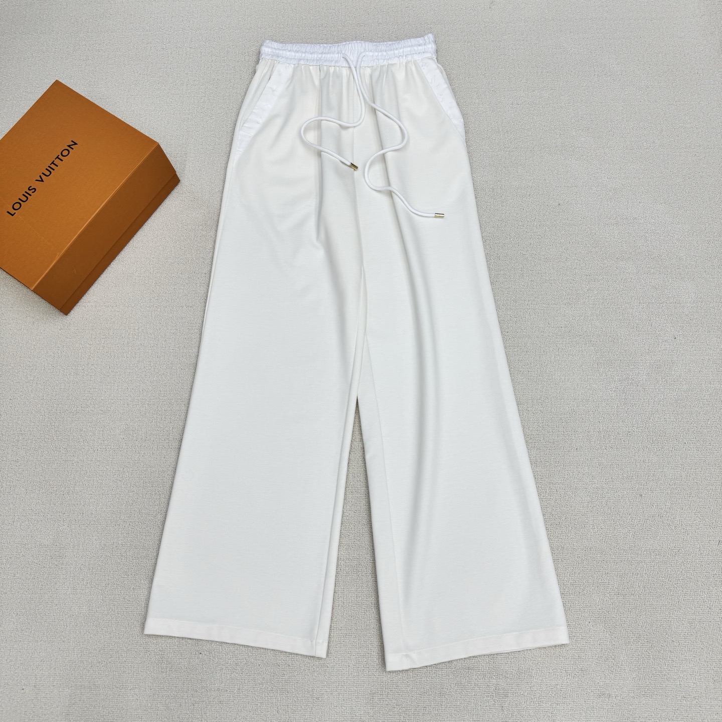 NO:806694,Louis Vuitto* 26Fw spring and summer new style elastic waist presbyopic patchwork casual wide-leg pants丨Exclusive high-end version!  The silky cotton blended fabric has a vertical sense, and the high-waisted drawstring wide-leg version instantly lengthens the leg lines, giving you a casual and free aura when walking. The iconic presbyopia stitching on the front and rear pockets, set against the pure black and pure beige, makes the luxury brand more recognizable, and every detail highlights the brand's handed down craftsmanship. The presbyopic pocket splicing on the back pocket is the finishing touch to reveal a high-end feel in a low-key manner. Two colors  Ready sale S/M/L real shot details,,louis vuitton,19860909Louis Vuitto* 26Fw春夏新款 松紧腰老花拼接休闲阔腿裤丨独家高版出品！丝质棉混纺面料自带垂直感,高腰抽绳阔腿版型瞬间拉长腿部线条,行走间尽是随性洒脱的气场.前后口袋标志性老花拼接,在纯黑色纯米色的衬托下,奢牌辨识度拉满,每一处细节都彰显着品牌的传世工艺.后袋的老花口袋拼接 更是低调中透出高级感的点睛之笔.两色 现货发售S/M/L实拍细节图,,louis vuitton,,Women's clothing