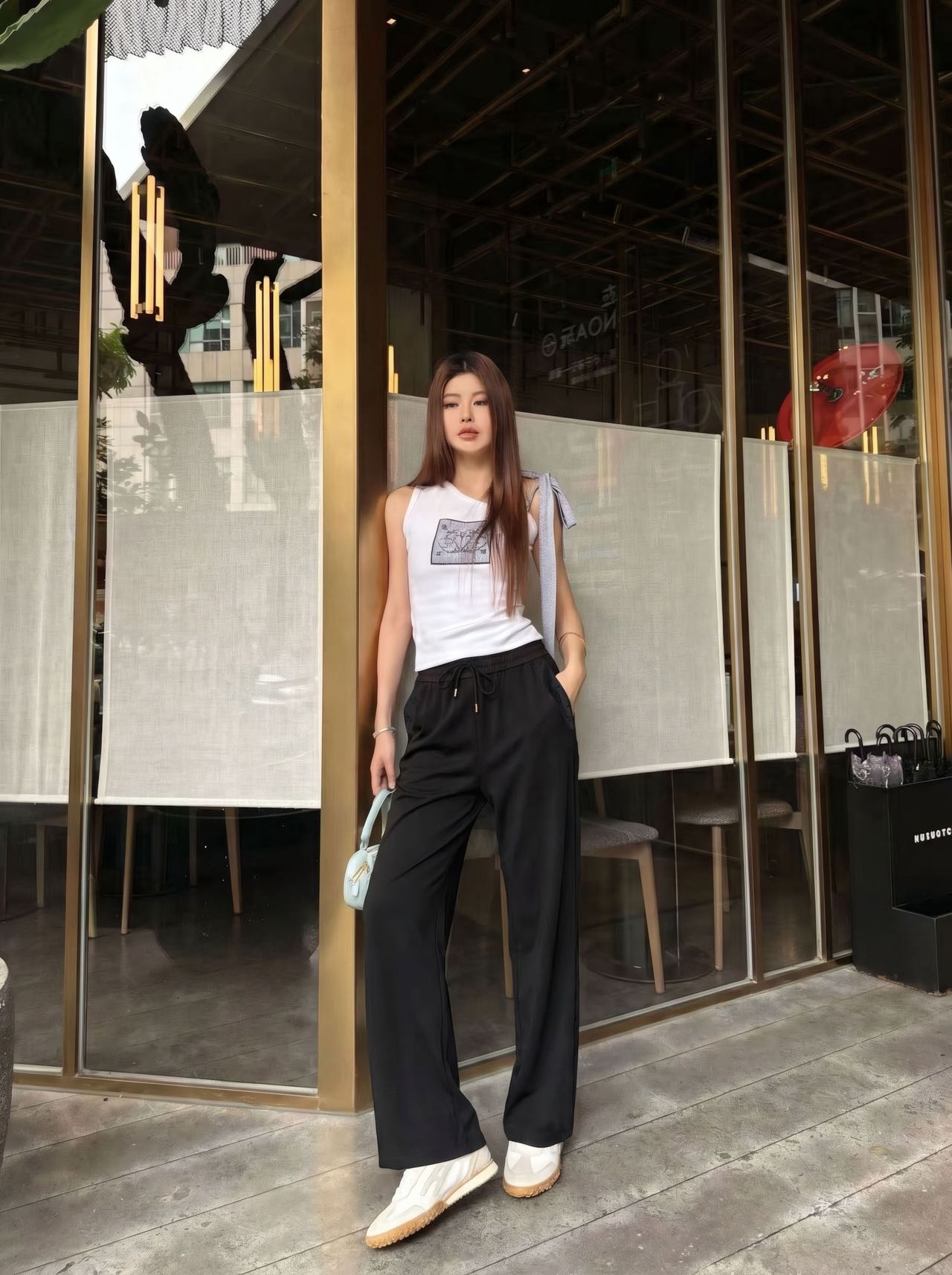 NO:806691,Louis Vuitto* 26Fw spring and summer new style elastic waist presbyopic patchwork casual wide-leg pants丨Exclusive high-end version!  The silky cotton blended fabric has a vertical sense, and the high-waisted drawstring wide-leg version instantly lengthens the leg lines, giving you a casual and free aura when walking. The iconic presbyopia stitching on the front and rear pockets, set against the pure black and pure beige, makes the luxury brand more recognizable, and every detail highlights the brand's handed down craftsmanship. The presbyopic pocket splicing on the back pocket is the finishing touch to reveal a high-end feel in a low-key manner. Two colors are available for sale in S/M/L, louis  vuitton,19860909Louis Vuitto* 26Fw春夏新款 松紧腰老花拼接休闲阔腿裤丨独家高版出品！丝质棉混纺面料自带垂直感,高腰抽绳阔腿版型瞬间拉长腿部线条,行走间尽是随性洒脱的气场.前后口袋标志性老花拼接,在纯黑色纯米色的衬托下,奢牌辨识度拉满,每一处细节都彰显着品牌的传世工艺.后袋的老花口袋拼接 更是低调中透出高级感的点睛之笔.两色 现货发售S/M/L,,louis vuitton,,Women's clothing