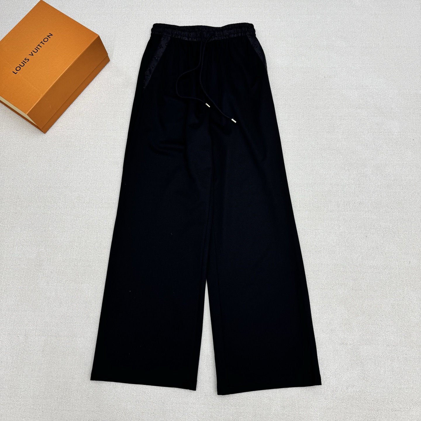 NO:806717,Louis Vuitto* 26Fw spring and summer new style elastic waist presbyopic patchwork casual wide-leg pants丨Exclusive high-end version!  The silky cotton blended fabric has a vertical sense, and the high-waisted drawstring wide-leg version instantly lengthens the leg lines, giving you a casual and free aura when walking. The iconic presbyopia stitching on the front and rear pockets, set against the pure black and pure beige, makes the luxury brand more recognizable, and every detail highlights the brand's handed down craftsmanship. The presbyopic pocket splicing on the back pocket is the finishing touch to reveal a high-end feel in a low-key manner. Two colors  Ready sale S/M/L real shot details,,louis vuitton,19860909Louis Vuitto* 26Fw春夏新款 松紧腰老花拼接休闲阔腿裤丨独家高版出品！丝质棉混纺面料自带垂直感,高腰抽绳阔腿版型瞬间拉长腿部线条,行走间尽是随性洒脱的气场.前后口袋标志性老花拼接,在纯黑色纯米色的衬托下,奢牌辨识度拉满,每一处细节都彰显着品牌的传世工艺.后袋的老花口袋拼接 更是低调中透出高级感的点睛之笔.两色 现货发售S/M/L实拍细节图,,louis vuitton,,Women's clothing