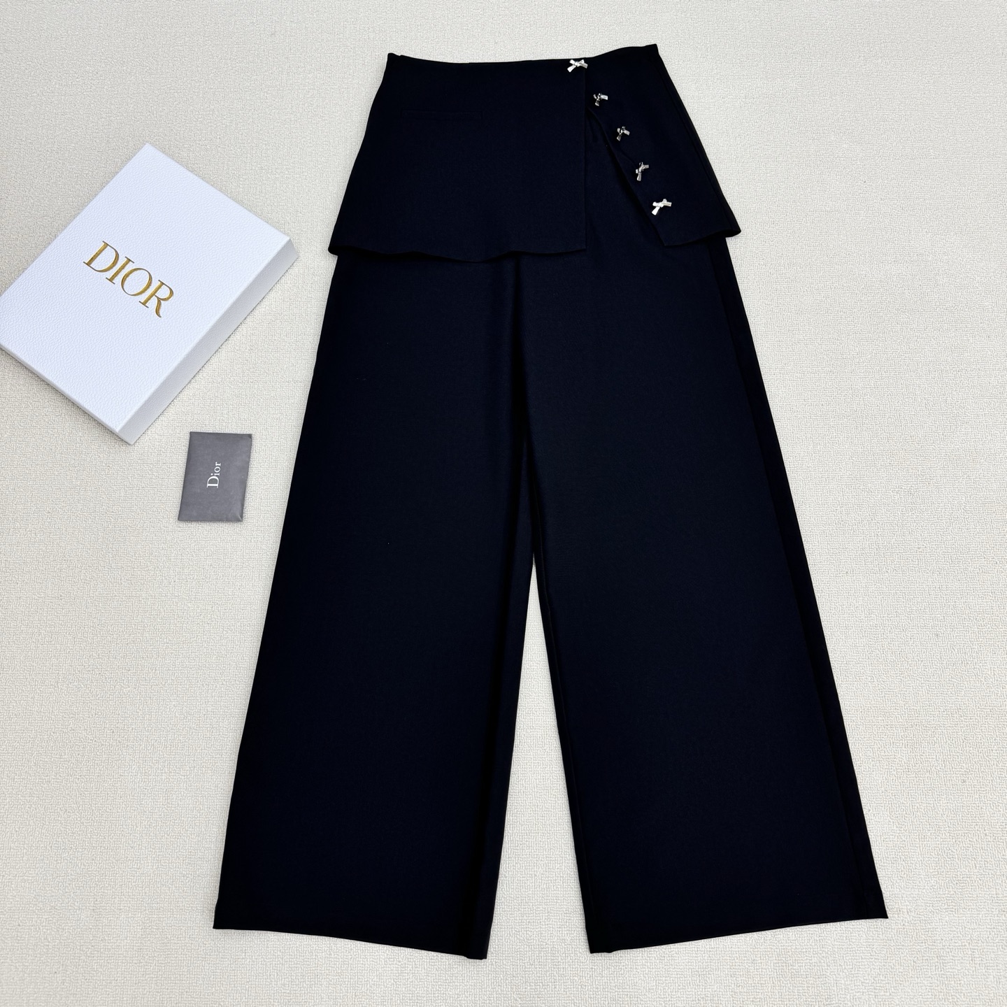 NO:806711,Dio* 26FW spring and summer new style apron style fake two-piece casual wide-leg pants丨Exclusive high-end version!  The high-end custom hardware bow decorative buckle focuses on the sense of sophistication; the waist apron-style fake two-piece design is unique and not exaggerated but has its own recognition; the soft and stylish suit pants are made of twill silk cotton fabric, and the upper body has a sense of verticality. The casual wide-leg tailoring can hide the flesh without looking bloated like ordinary trousers, and it makes you look taller and slimmer when you walk with wind. Real-shot details of S/M/L ready for sale, dior, skirts, business suit,19860909Dio* 26FW春夏新款 围裙式假两件休闲阔腿裤丨独家高版出品！高级订制五金蝴蝶结装饰扣主打的精致感；腰部围裙式假两件设计独特不浮夸却自带辨识度；软而有型的西装裤斜纹丝质棉面料,上身自带垂直感.休闲阔腿剪裁既能藏肉,又不会像普通的裤子那样显臃肿,走路带风还显高显瘦.现货发售S/M/L实拍细节图,,dior,skirts,business suit,,Women's clothing