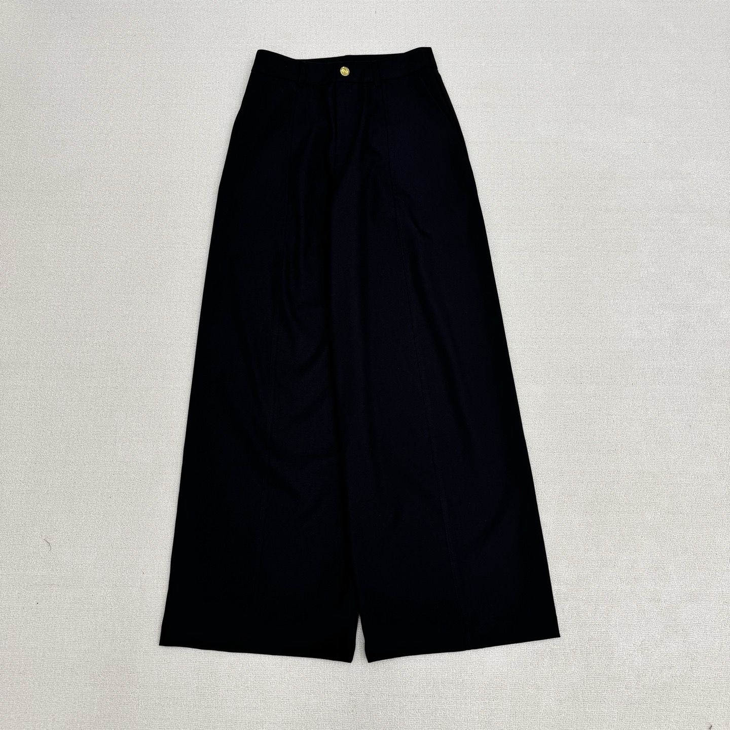 NO:806705,LOE** 26 spring and summer new product. Minimalist solid color high-waisted wide-leg pants, with built-in slimming filter. One pair unlocks N advanced ways to wear it. Wear the looseness on the legs. The hardware logo on the back pocket is customized as a brand point. The whole pants are solid color, hiding all the noble atmosphere in the minimalist design style. The upper body has a perfect sense of drape, and you can walk with a French lazy accent. Refuse to be bloated!  The high waist is pinched out to 37 points, and the black and white are high-end, durable and easy to match with various tops. The natal pants for sisters with pear-shaped figures. The perfect combination of minimalism and gentleness to cover the flesh and hide the flesh. Wearing it will make the essence of the legs. Black and white, ready for sale, smL real shot details,, loewe,19860909LOE** 26春夏新品 极简纯色高腰阔腿裤,自带显瘦滤镜,一条解锁N种高级穿法.把松弛感穿在腿上 后口袋五金标识订制为品牌戳点 全裤纯色 把高贵气息全部藏入极简的设计风格 上身自带垂坠感满分,行走间全是法式慵懒腔调.拒绝臃肿！高腰掐出三七分,黑白两色高级耐看易搭配各种上衣 梨形身材姐妹的本命神裤.极简与温柔感的完美融合遮肉藏肉,穿上就是腿精本精.黑白两色 现货出售 smL 实拍细节图,,loewe,,Women's clothing