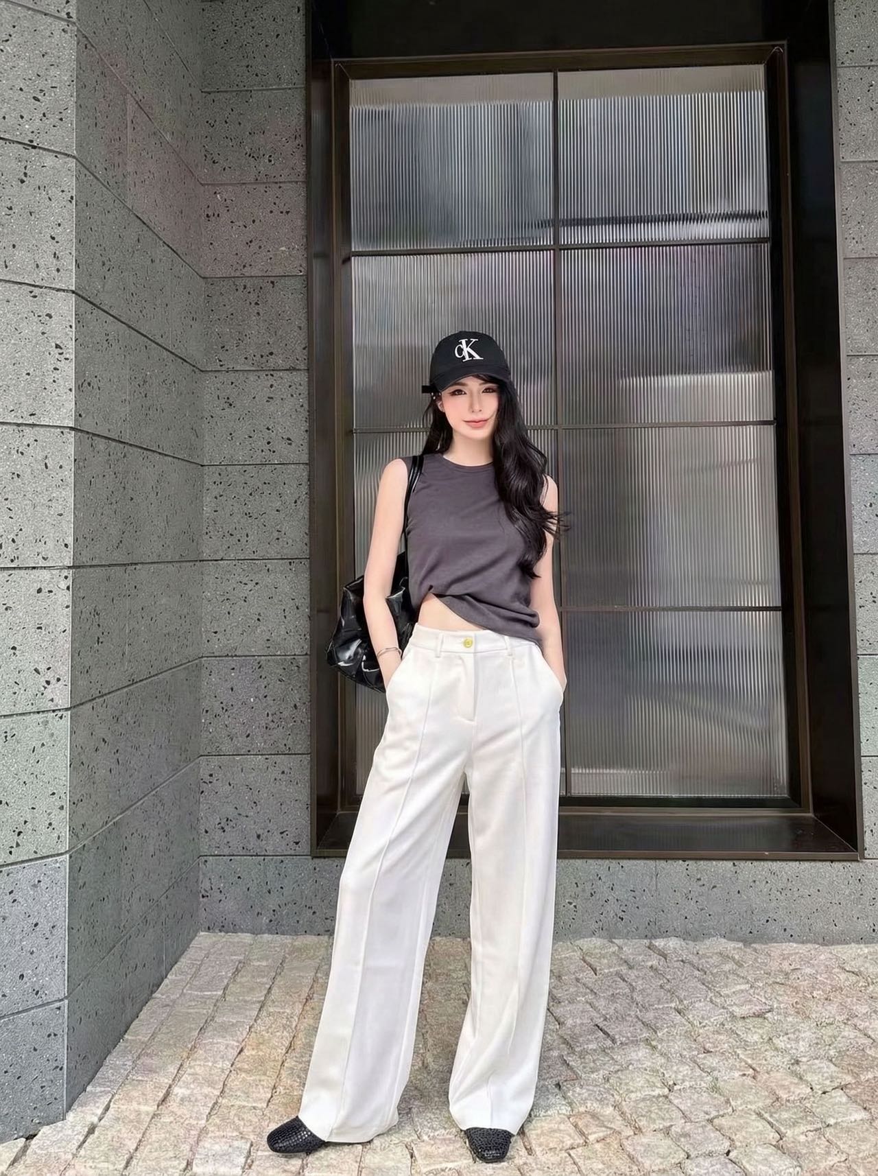 NO:806702,LOE** 26 spring and summer new product. Minimalist solid color high-waisted wide-leg pants, with built-in slimming filter. One pair unlocks N advanced ways to wear it. Wear the looseness on the legs. The hardware logo on the back pocket is customized as a brand point. The whole pants are solid color, hiding all the noble atmosphere in the minimalist design style. The upper body has a perfect sense of drape, and you can walk with a French lazy accent. Refuse to be bloated!  The high waist is pinched out to 37 points, and the black and white are high-end, durable and easy to match with various tops. The natal pants for sisters with pear-shaped figures. The perfect blend of minimalism and gentleness to cover the flesh and hide the flesh. Wearing it will make the essence of the legs. Black and white, ready for sale smL,, loewe,19860909LOE** 26春夏新品 极简纯色高腰阔腿裤,自带显瘦滤镜,一条解锁N种高级穿法.把松弛感穿在腿上 后口袋五金标识订制为品牌戳点 全裤纯色 把高贵气息全部藏入极简的设计风格 上身自带垂坠感满分,行走间全是法式慵懒腔调.拒绝臃肿！高腰掐出三七分,黑白两色高级耐看易搭配各种上衣 梨形身材姐妹的本命神裤.极简与温柔感的完美融合遮肉藏肉,穿上就是腿精本精.黑白两色 现货出售 smL,,loewe,,Women's clothing