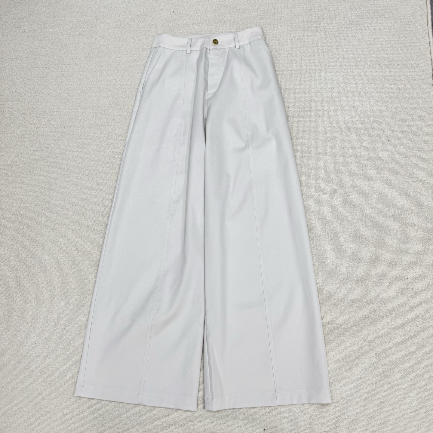 NO:806699,LOE** 26 spring and summer new product. Minimalist solid color high-waisted wide-leg pants, with built-in slimming filter. One pair unlocks N advanced ways to wear it. Wear the looseness on the legs. The hardware logo on the back pocket is customized as a brand point. The whole pants are solid color, hiding all the noble atmosphere in the minimalist design style. The upper body has a perfect sense of drape, and you can walk with a French lazy accent. Refuse to be bloated!  The high waist is pinched out to 37 points, and the black and white are high-end, durable and easy to match with various tops. The natal pants for sisters with pear-shaped figures. The perfect combination of minimalism and gentleness to cover the flesh and hide the flesh. Wearing it will make the essence of the legs. Black and white, ready for sale, smL real shot details,, loewe,19860909LOE** 26春夏新品 极简纯色高腰阔腿裤,自带显瘦滤镜,一条解锁N种高级穿法.把松弛感穿在腿上 后口袋五金标识订制为品牌戳点 全裤纯色 把高贵气息全部藏入极简的设计风格 上身自带垂坠感满分,行走间全是法式慵懒腔调.拒绝臃肿！高腰掐出三七分,黑白两色高级耐看易搭配各种上衣 梨形身材姐妹的本命神裤.极简与温柔感的完美融合遮肉藏肉,穿上就是腿精本精.黑白两色 现货出售 smL实拍细节图,,loewe,,Women's clothing