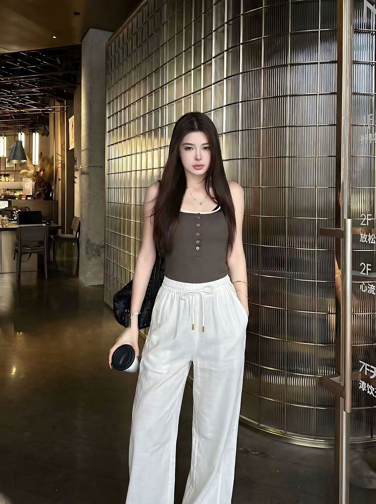 NO:806696,Miumi* 26FW spring and summer treasure style Weibiao drawstring casual pants丨Exclusive high-end version!  The minimalist solid color comes with a vitality buff, the brand's iconic design with embroidery of Weibo letters on the back pocket, a high drawstring waist that does not flatter the figure, and a wide-leg version that is very friendly to the pear shape. The soft and waxy Tencel fabric has a built-in anti-see-through layer and is a comprehensive and considerate design. I love it. It is very comfortable to wear on top. It is a hot girl style when paired with a short top, navy blue and off-white. It can be worn with a sweet and lazy look, and it is very matchable. Ready for sale S/M/L,,miumiu,19860909Miumi* 26FW春夏宝藏款 薇标抽绳休闲裤丨独家高版出品！极简纯色自带元气buff,后口袋薇标字母刺绣品牌标志性设计,抽绳高腰不挑身材,阔腿版型对梨形超友好,天丝棉软糯面料内置防透层更是全面贴心设计爱了爱了上身穿巨舒服,搭短上衣是辣妹风,藏青色 米白色 都能穿出甜系慵懒感都超可搭配 现货发售S/M/L,,miumiu,,Women's clothing