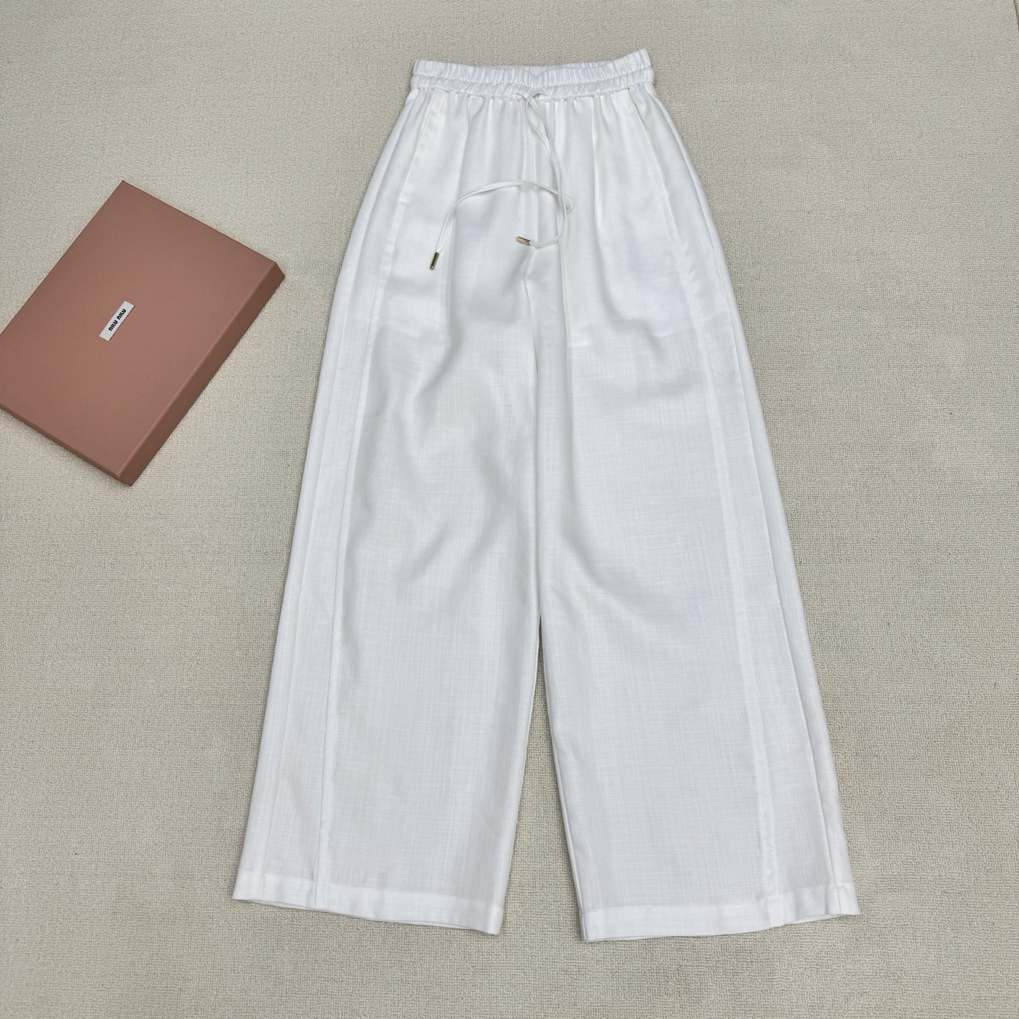 NO:806693,Miumi* 26FW spring and summer treasure style Weibiao drawstring casual pants丨Exclusive high-end version!  The minimalist solid color comes with a vitality buff, the brand's iconic design with embroidery of Weibiao letters on the back pocket, a high drawstring waist that does not flatter the figure, and a wide-leg version that is very friendly to the pear shape. The Tencel cotton soft and waxy fabric has a built-in anti-permeability layer, which is a comprehensive and considerate design. I love it. It is very comfortable to wear. The short top is hot girl style, navy blue and off-white. It can be worn with a sweet and lazy feeling, and it is super matchable. Ready for sale S/M/L real shot details,,miumiu,19860909Miumi* 26FW春夏宝藏款 薇标抽绳休闲裤丨独家高版出品！极简纯色自带元气buff,后口袋薇标字母刺绣品牌标志性设计,抽绳高腰不挑身材,阔腿版型对梨形超友好,天丝棉软糯面料内置防透层更是全面贴心设计爱了爱了上身穿巨舒服,搭短上衣是辣妹风,藏青色 米白色 都能穿出甜系慵懒感都超可搭配 现货发售S/M/L实拍细节图,,miumiu,,Women's clothing