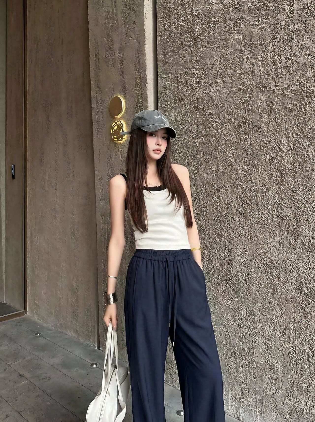 NO:806690,Miumi* 26FW spring and summer treasure style Weibiao drawstring casual pants丨Exclusive high-end version!  The minimalist solid color comes with a vitality buff, the brand's iconic design with embroidery of Weibo letters on the back pocket, a high drawstring waist that does not flatter the figure, and a wide-leg version that is very friendly to the pear shape. The soft and waxy Tencel fabric has a built-in anti-see-through layer and is a comprehensive and considerate design. I love it. It is very comfortable to wear on top. It is a hot girl style when paired with a short top, navy blue and off-white. It can be worn with a sweet and lazy look, and it is very matchable. Ready for sale S/M/L,,miumiu,19860909Miumi* 26FW春夏宝藏款 薇标抽绳休闲裤丨独家高版出品！极简纯色自带元气buff,后口袋薇标字母刺绣品牌标志性设计,抽绳高腰不挑身材,阔腿版型对梨形超友好,天丝棉软糯面料内置防透层更是全面贴心设计爱了爱了上身穿巨舒服,搭短上衣是辣妹风,藏青色 米白色 都能穿出甜系慵懒感都超可搭配 现货发售S/M/L,,miumiu,,Women's clothing
