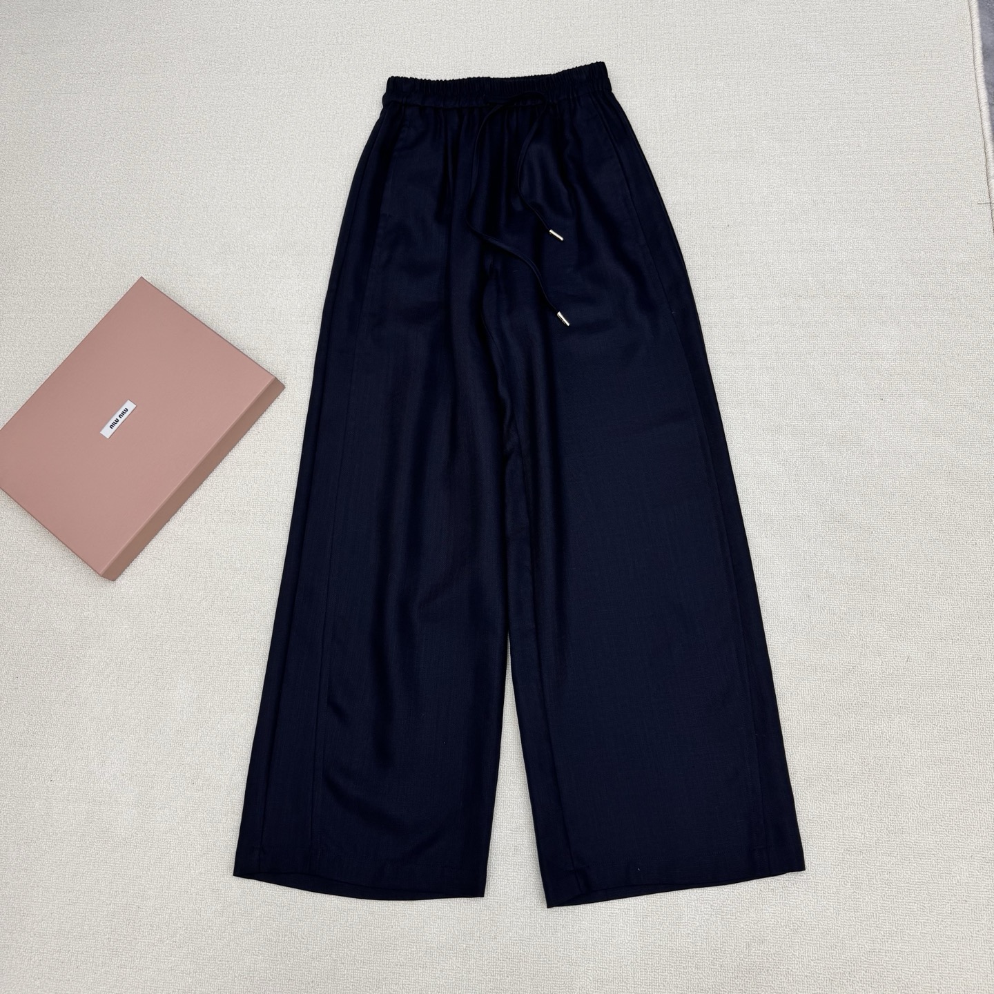 NO:806716,Miumi* 26FW spring and summer treasure style Weibiao drawstring casual pants丨Exclusive high-end version!  The minimalist solid color comes with a vitality buff, the brand's iconic design with embroidery of Weibiao letters on the back pocket, a high drawstring waist that does not flatter the figure, and a wide-leg version that is very friendly to the pear shape. The Tencel cotton soft and waxy fabric has a built-in anti-permeability layer, which is a comprehensive and considerate design. I love it. It is very comfortable to wear. The short top is hot girl style, navy blue and off-white. It can be worn with a sweet and lazy feeling, and it is super matchable. Ready for sale S/M/L real shot details,,miumiu,19860909Miumi* 26FW春夏宝藏款 薇标抽绳休闲裤丨独家高版出品！极简纯色自带元气buff,后口袋薇标字母刺绣品牌标志性设计,抽绳高腰不挑身材,阔腿版型对梨形超友好,天丝棉软糯面料内置防透层更是全面贴心设计爱了爱了上身穿巨舒服,搭短上衣是辣妹风,藏青色 米白色 都能穿出甜系慵懒感都超可搭配 现货发售S/M/L实拍细节图,,miumiu,,Women's clothing
