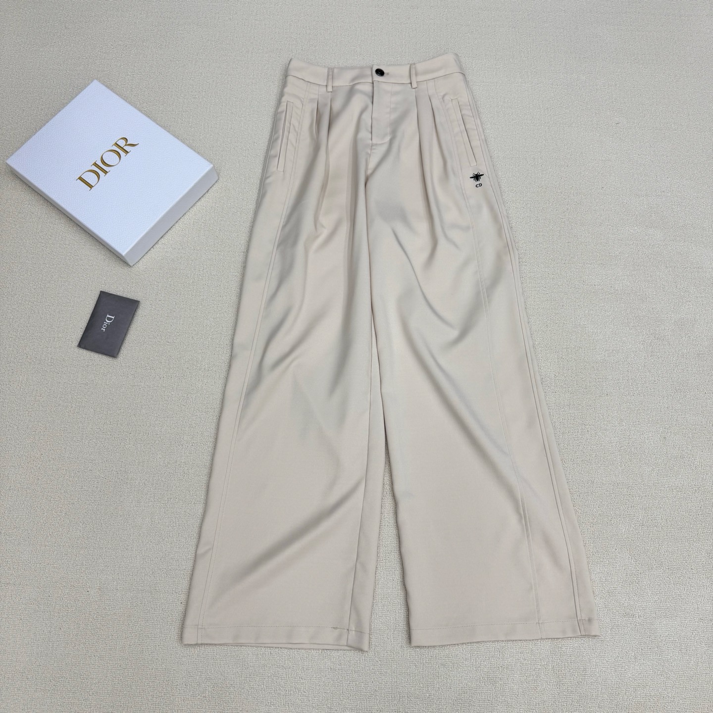 NO:806710,Dio* 26FW spring and summer new style wide-leg casual trousers with letter bee embroidery丨Exclusive high-end version!  Pleated waist design + pocket bee embroidery for a low-key sense of sophistication; the embroidery on the trousers is the brand's iconic element, not exaggerated but self-recognizable; soft and stylish fabrics, wide-leg tailoring can hide the flesh without looking bloated like ordinary trousers, and make you look slim when walking. Two colors available now, S/M/L, real shot details,, dior,19860909Dio* 26FW春夏新款 字母蜜蜂刺绣阔腿休闲长裤丨独家高版出品！腰部打褶设计+口袋小蜜蜂刺绣低调的精致感；裤身的刺绣是品牌标志性元素,不浮夸却自带辨识度；软而有型的面料,阔腿剪裁既能藏肉,又不会像普通裤裤那样显臃肿,走路带风还显瘦.两色 现货发售S/M/L实拍细节图,,dior,,Women's clothing