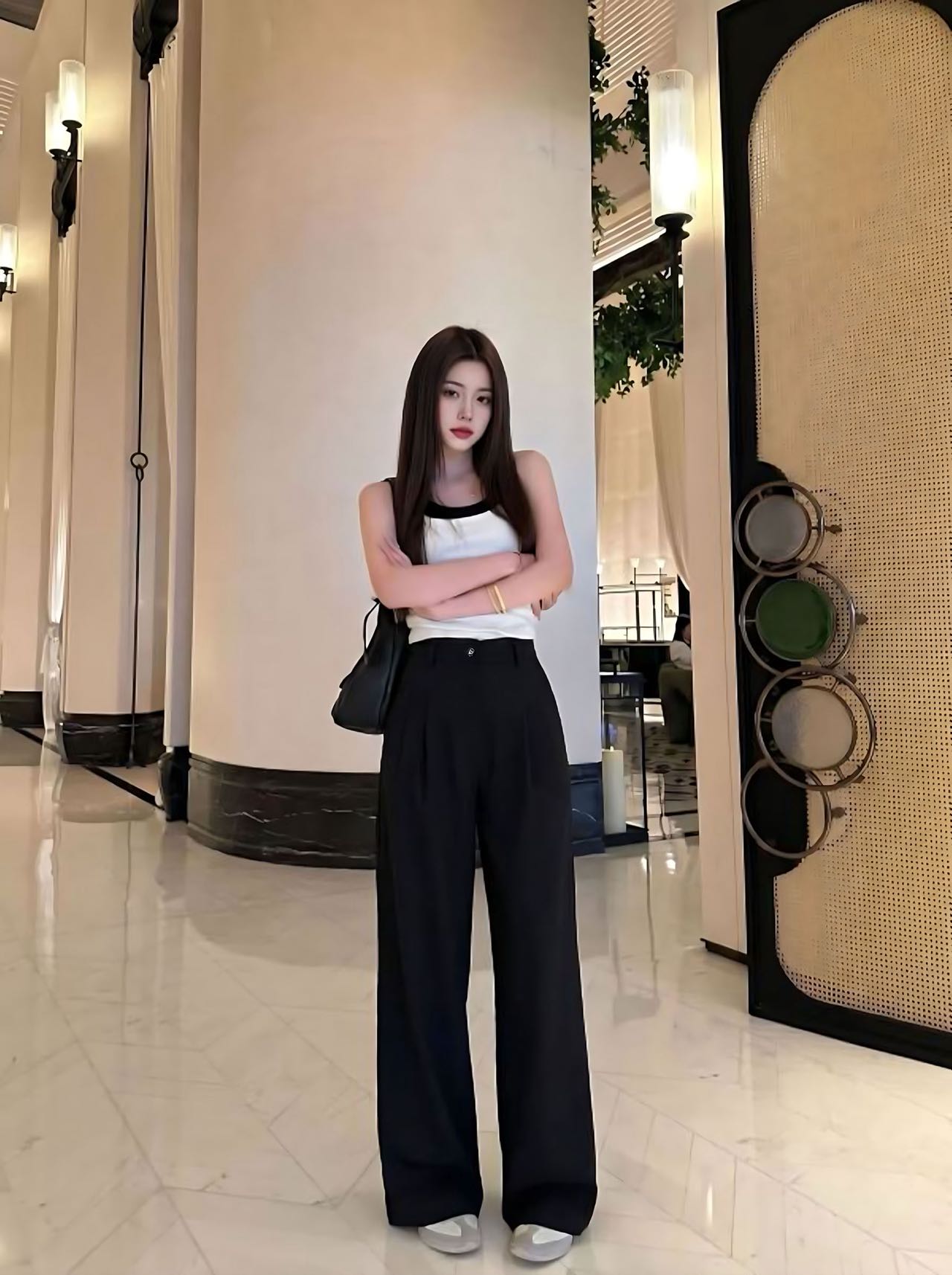 NO:806707,Dio* 26FW spring and summer new style wide-leg casual trousers with letter bee embroidery丨Exclusive high-end version!  The waist pleat design + pocket bee embroidery give a low-key sense of sophistication; the embroidery on the trousers is the brand's iconic element, not exaggerated but self-recognizable; soft and stylish fabrics, wide-leg tailoring can hide the flesh without looking bloated like ordinary trousers, walking with wind and making you look slimmer. Two colors, ready for sale S/M/L,, dior,19860909Dio* 26FW春夏新款 字母蜜蜂刺绣阔腿休闲长裤丨独家高版出品！腰部打褶设计+口袋小蜜蜂刺绣低调的精致感；裤身的刺绣是品牌标志性元素,不浮夸却自带辨识度；软而有型的面料,阔腿剪裁既能藏肉,又不会像普通裤裤那样显臃肿,走路带风还显瘦.两色 现货发售S/M/L,,dior,,Women's clothing