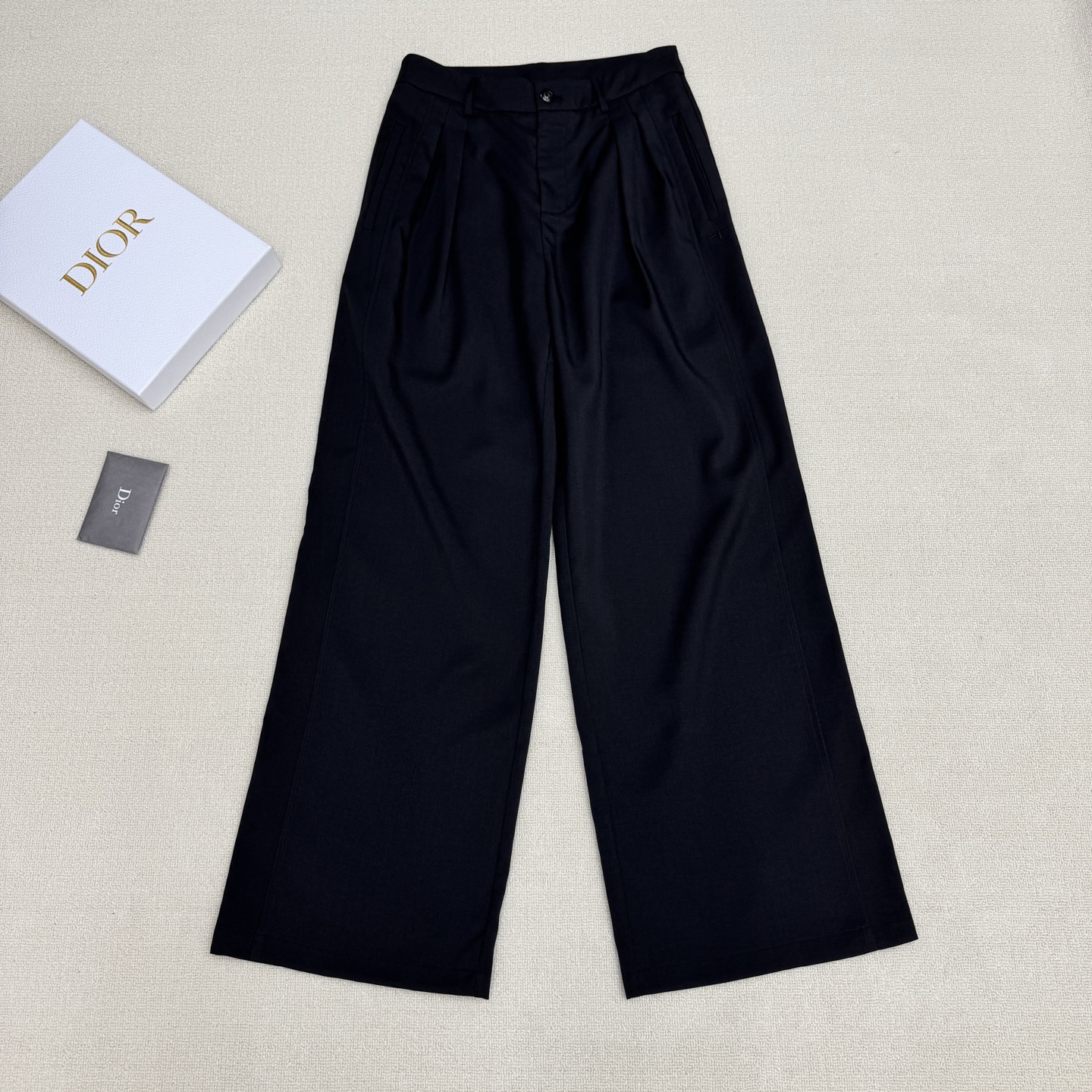 NO:806704,Dio* 26FW spring and summer new style wide-leg casual trousers with letter bee embroidery丨Exclusive high-end version!  Pleated waist design + pocket bee embroidery for a low-key sense of sophistication; the embroidery on the trousers is the brand's iconic element, not exaggerated but self-recognizable; soft and stylish fabrics, wide-leg tailoring can hide the flesh without looking bloated like ordinary trousers, and make you look slim when walking. Two colors available now, S/M/L, real shot details,, dior,19860909Dio* 26FW春夏新款 字母蜜蜂刺绣阔腿休闲长裤丨独家高版出品！腰部打褶设计+口袋小蜜蜂刺绣低调的精致感；裤身的刺绣是品牌标志性元素,不浮夸却自带辨识度；软而有型的面料,阔腿剪裁既能藏肉,又不会像普通裤裤那样显臃肿,走路带风还显瘦.两色 现货发售S/M/L实拍细节图,,dior,,Women's clothing