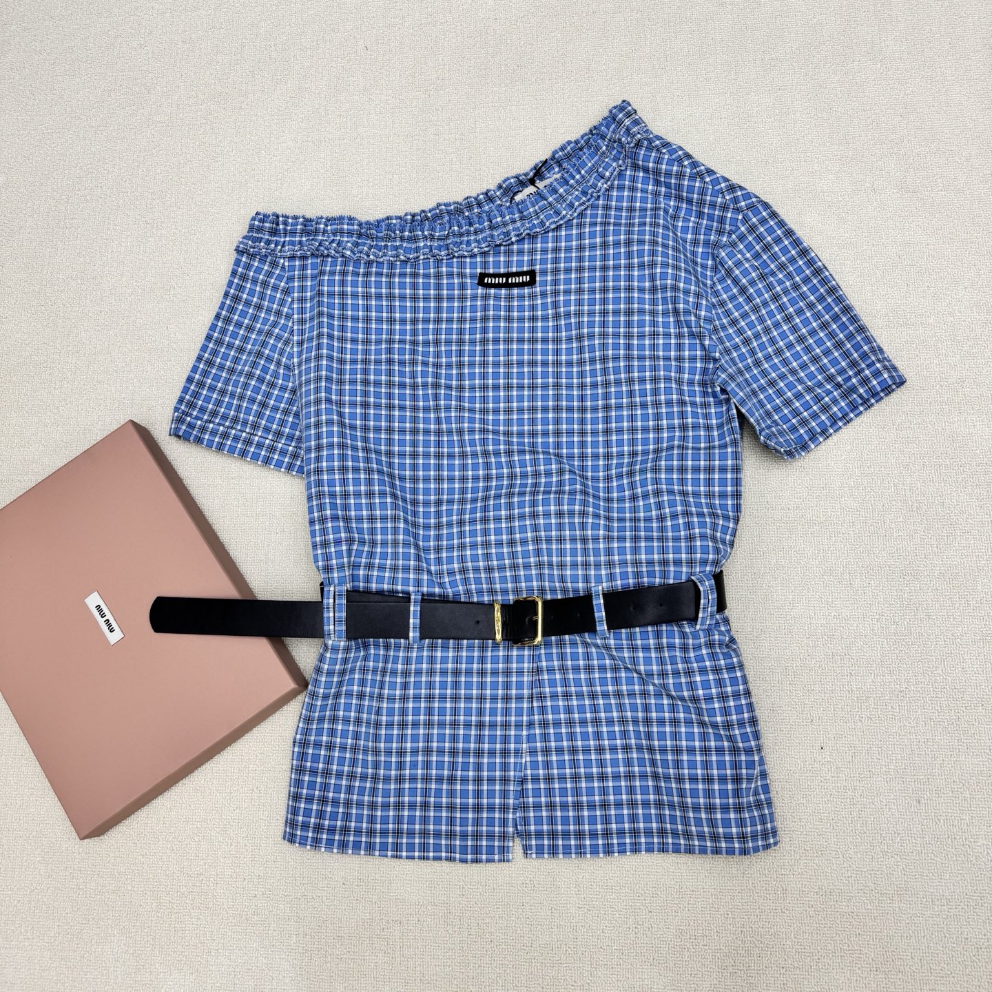 NO:807837,26ss spring and summer new miumi* oblique shoulder belt shirt. Classic plaid fabric, matched with a belt. It looks great with any pair of shorts. The upper body effect is really great. I have two colors for my own use. Highly recommended. Two colors are available for sale. SML real shot details,, miumiu, shorts,1986090926ss春夏新款miumi*斜肩腰带衬衣 经典格纹面料,搭配腰带,随便一条短裤穿搭都能很好看,上身效果真的太棒啦,自留两色的款,强烈推荐,两色现货发售 SML实拍细节图,,miumiu,shorts,,Women's clothing