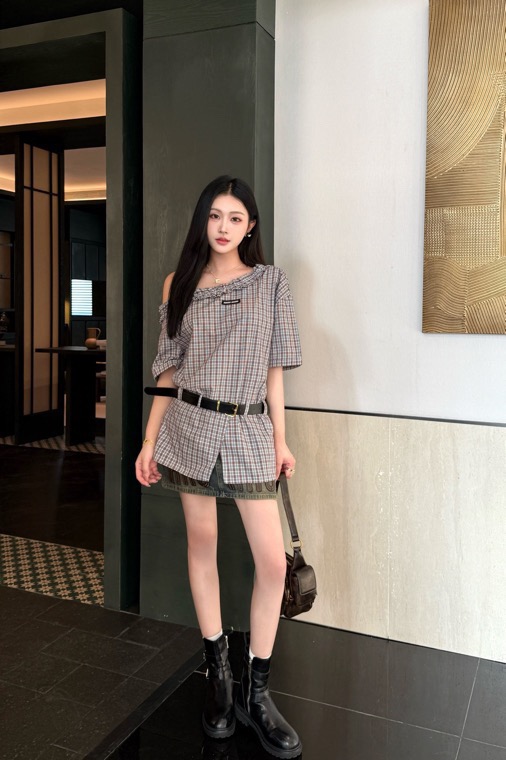 NO:807834,26ss spring and summer new miumi* oblique shoulder belt shirt. Classic plaid fabric. Matched with a belt. It looks great with any pair of shorts. The upper body effect is really great. I have two colors for my own use. Highly recommended. Two colors are available for sale. SML,,miumiu,shorts,1986090926ss春夏新款miumi*斜肩腰带衬衣 经典格纹面料,搭配腰带,随便一条短裤穿搭都能很好看,上身效果真的太棒啦,自留两色的款,强烈推荐,两色现货发售 SML,,miumiu,shorts,,Women's clothing