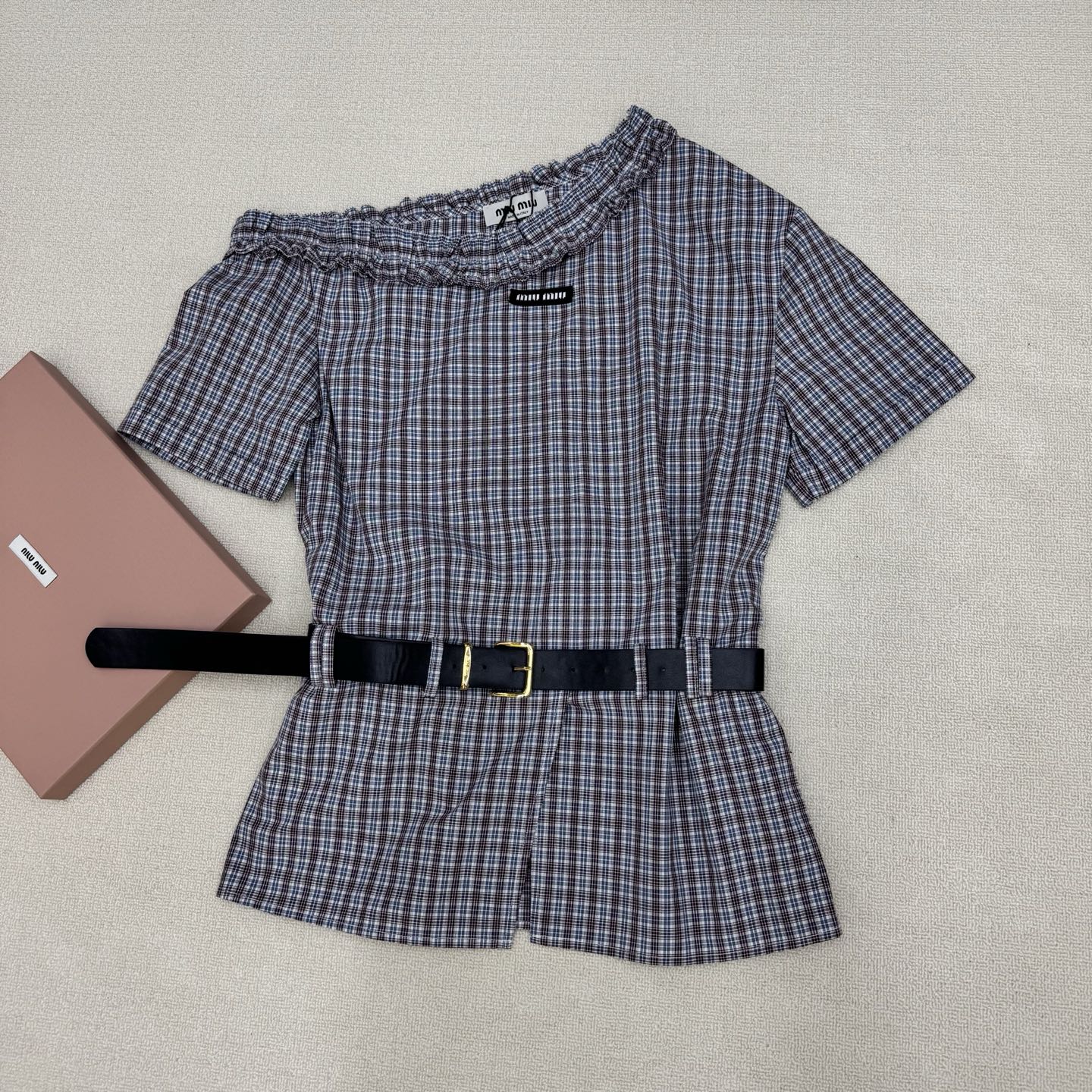 NO:807831,26ss spring and summer new miumi* oblique shoulder belt shirt. Classic plaid fabric, matched with a belt. It looks great with any pair of shorts. The upper body effect is really great. I have two colors for my own use. Highly recommended. Two colors are available for sale. SML real shot details,, miumiu, shorts,1986090926ss春夏新款miumi*斜肩腰带衬衣 经典格纹面料,搭配腰带,随便一条短裤穿搭都能很好看,上身效果真的太棒啦,自留两色的款,强烈推荐,两色现货发售 SML实拍细节图,,miumiu,shorts,,Women's clothing